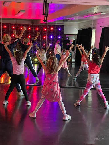 Upbeat, High-Energy Dance Facility in West LA Photo 4