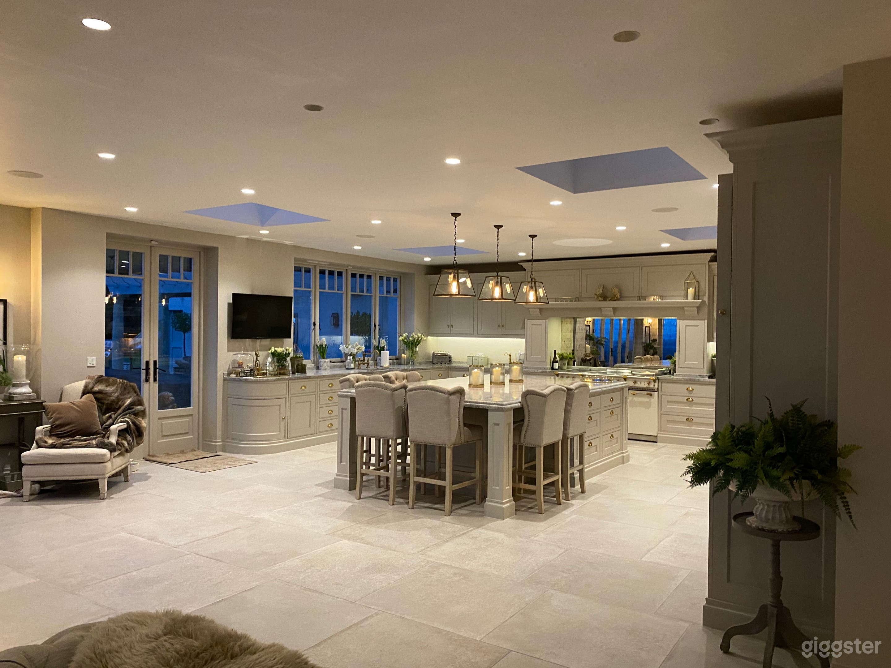 Detached, Victorian Manor House with Swimming Pool Photo 3