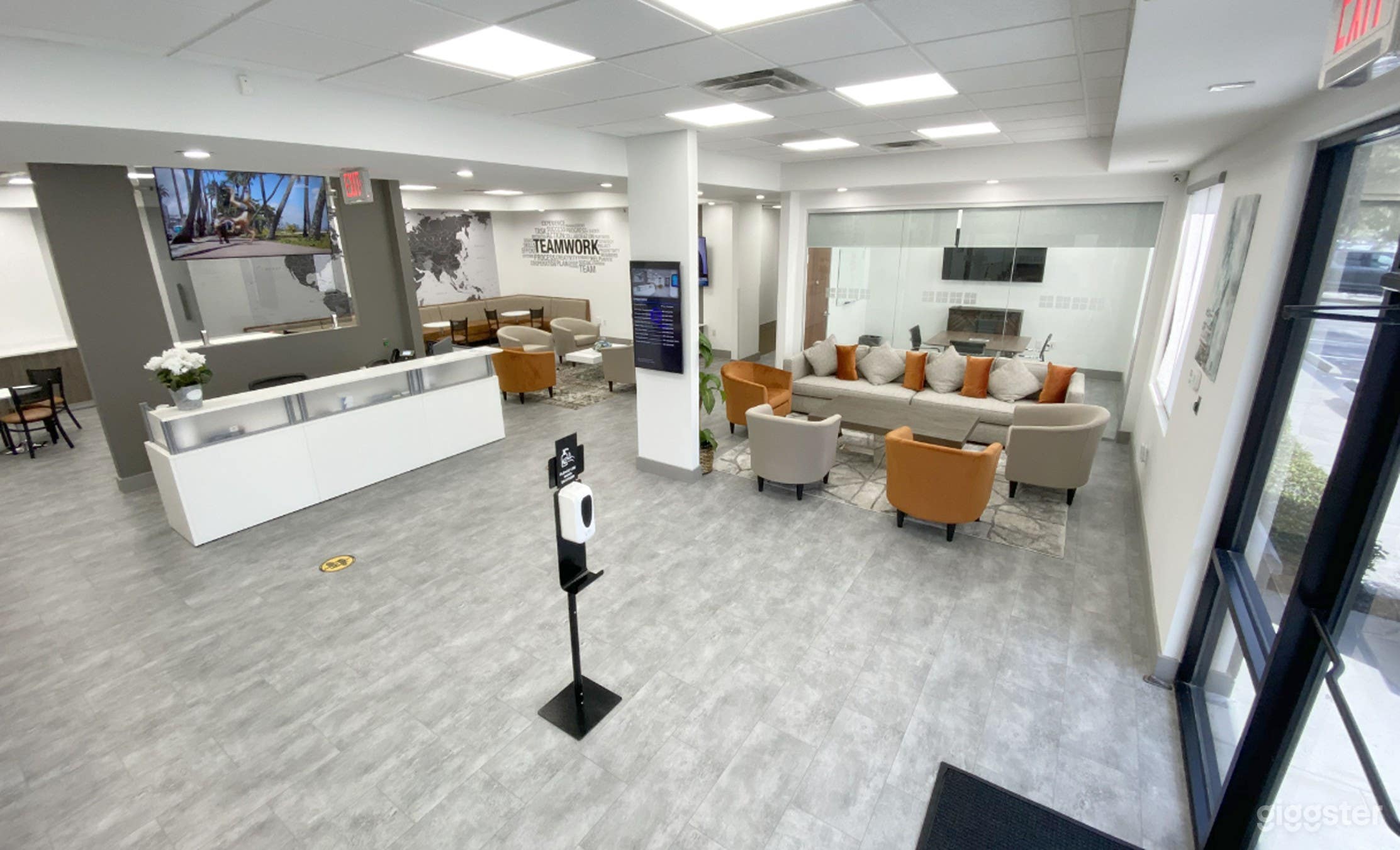 Modern Lounge for Corporate Meetings &amp; Workshops Photo 3