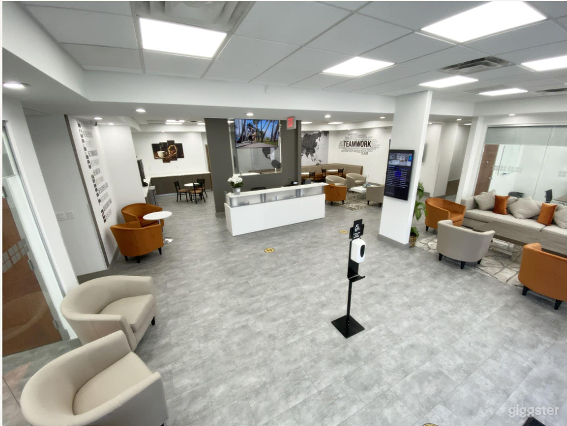 Modern Lounge for Corporate Meetings &amp; Workshops Photo 2