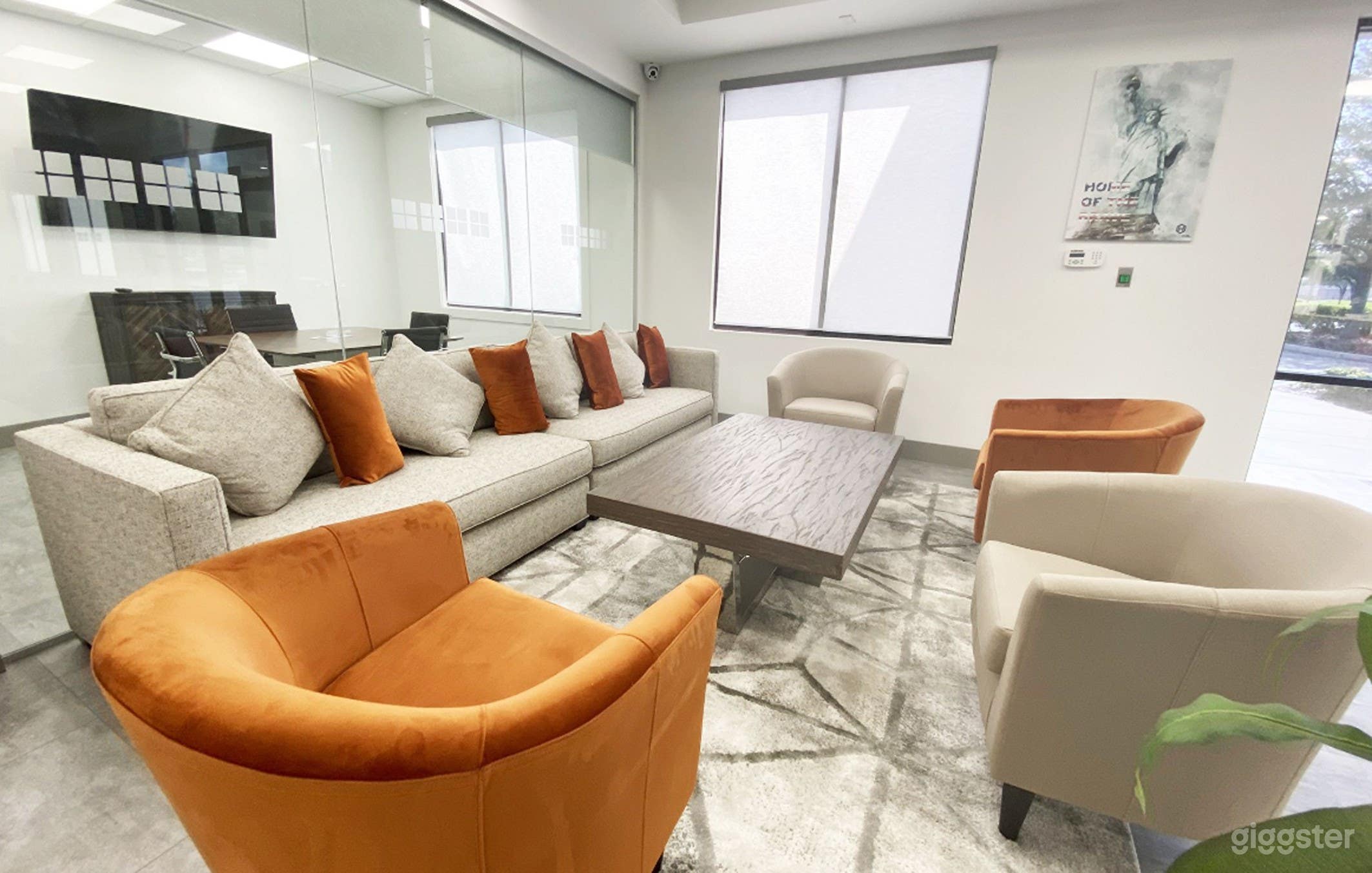 Modern Lounge for Corporate Meetings &amp; Workshops Photo 1