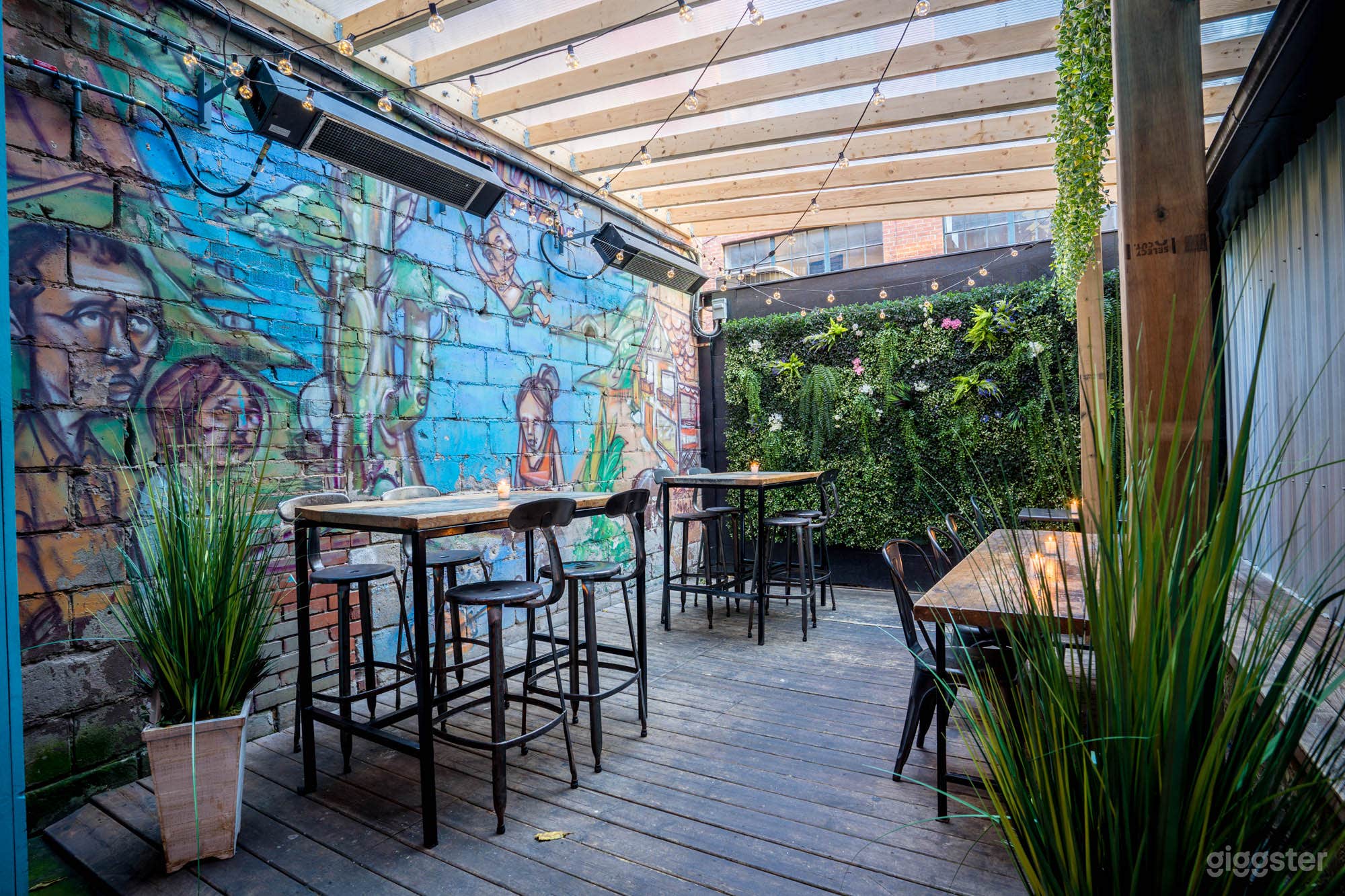 Modern Bar &amp; Restaurant in the Heart of Downtown Toronto  Photo 4