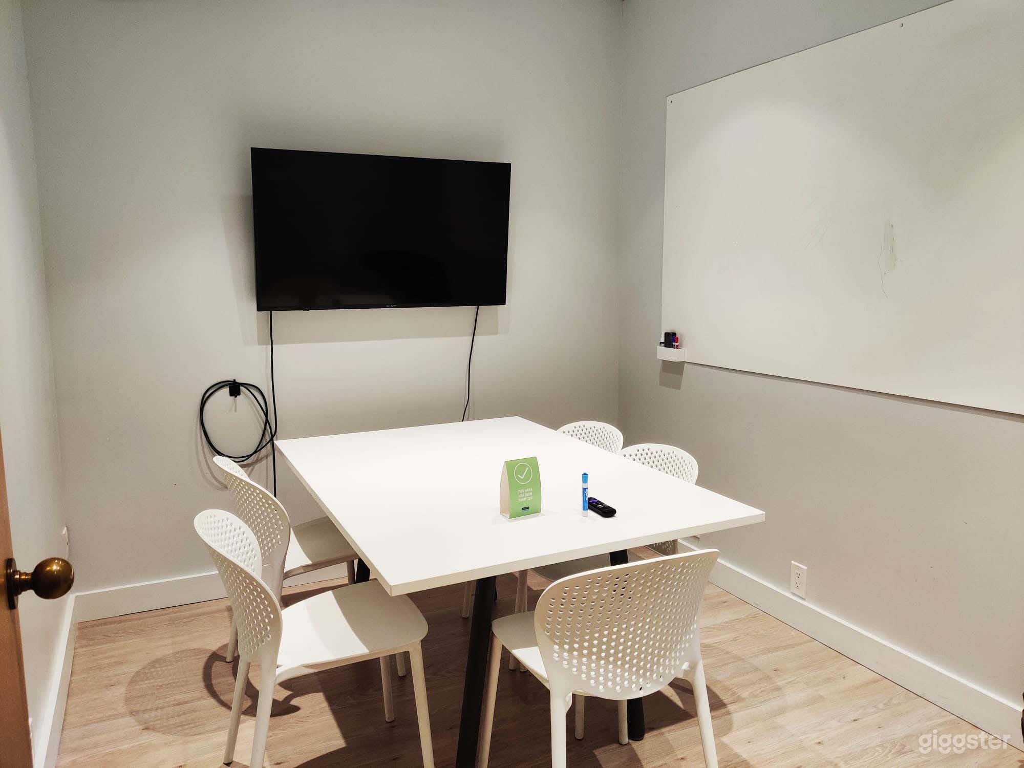 5-Seater Private Meeting Room l Downtown Toronto Photo 1