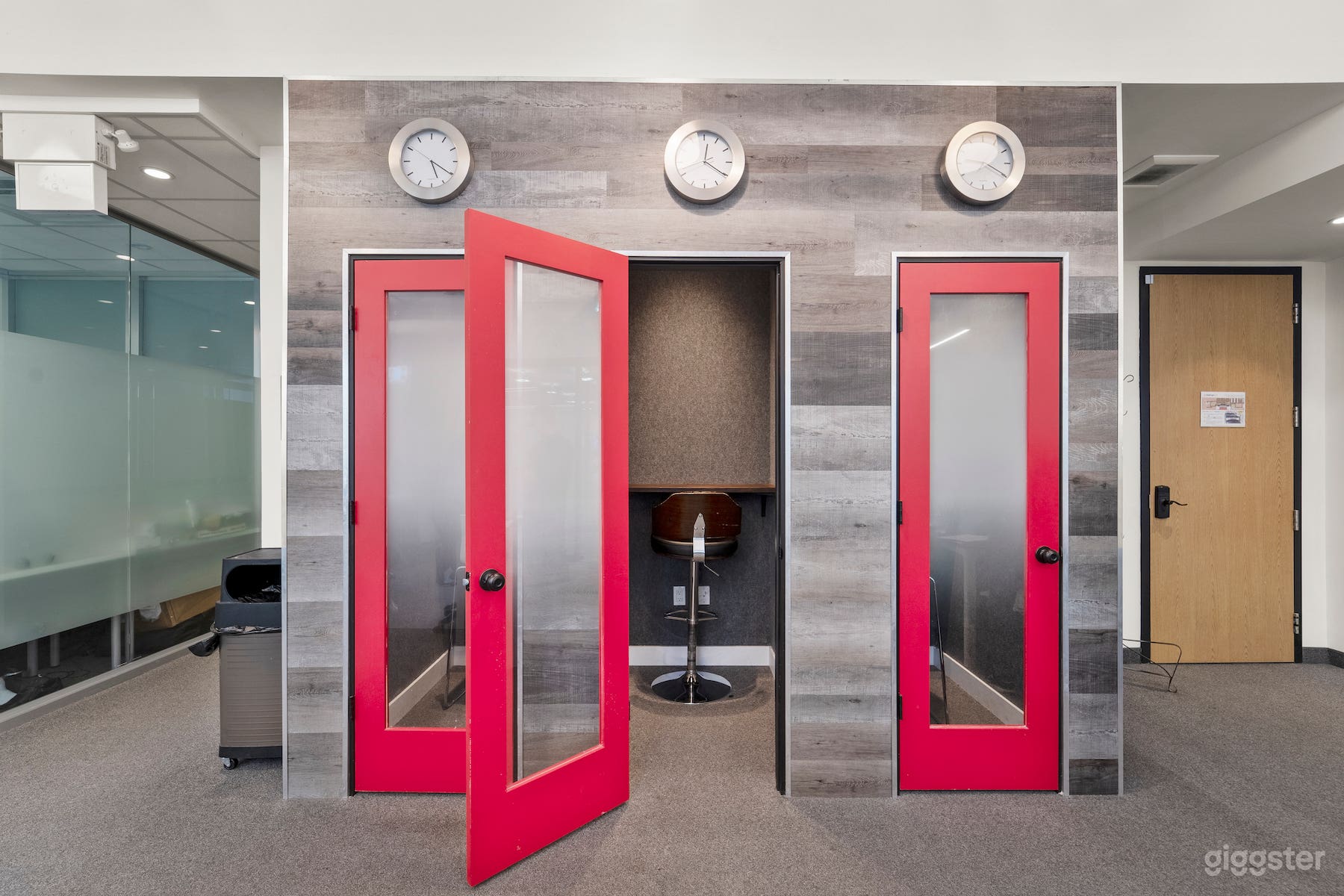 5-Seater Private Meeting Room l Downtown Toronto Photo 2