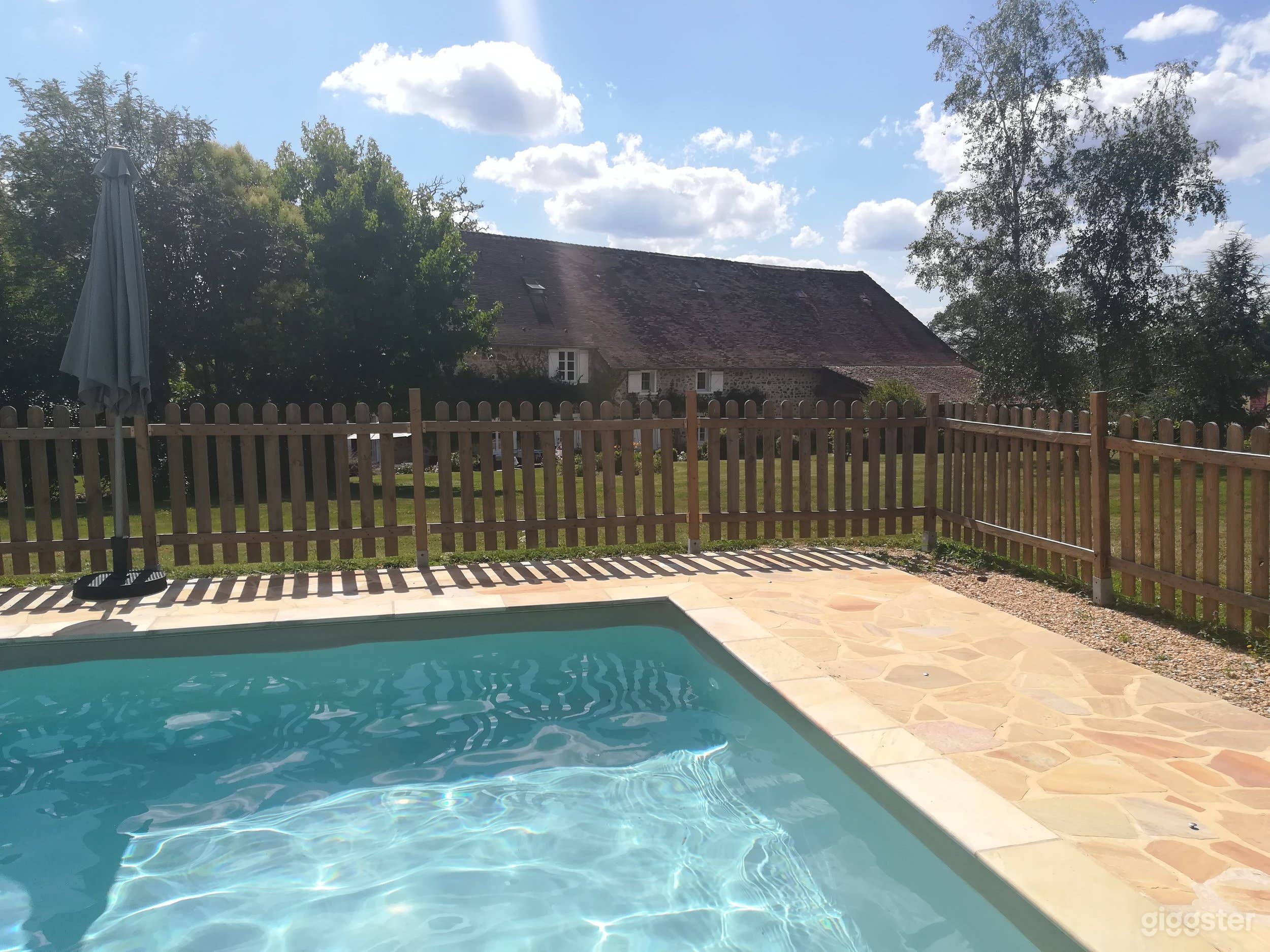 Photo de Location de Piscine Privée pour Production dans un Manoir Rustique Français 3