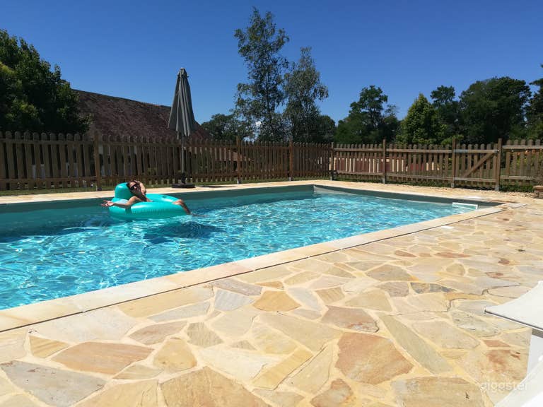  Location de Piscine Privée pour Production dans un Manoir Rustique Français 