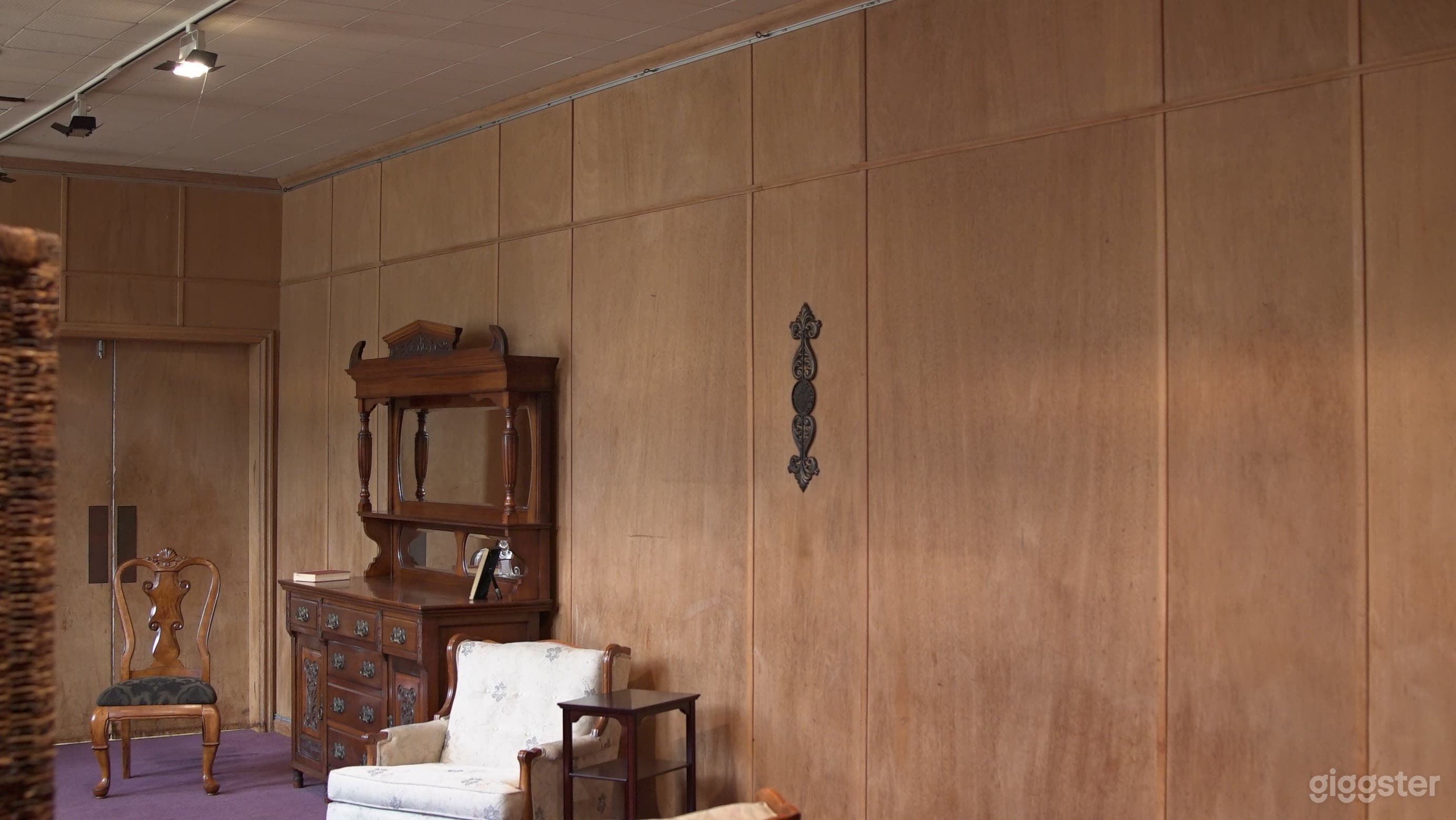 Beautiful, Flexible Hollywood "Art Gallery" Photo 3