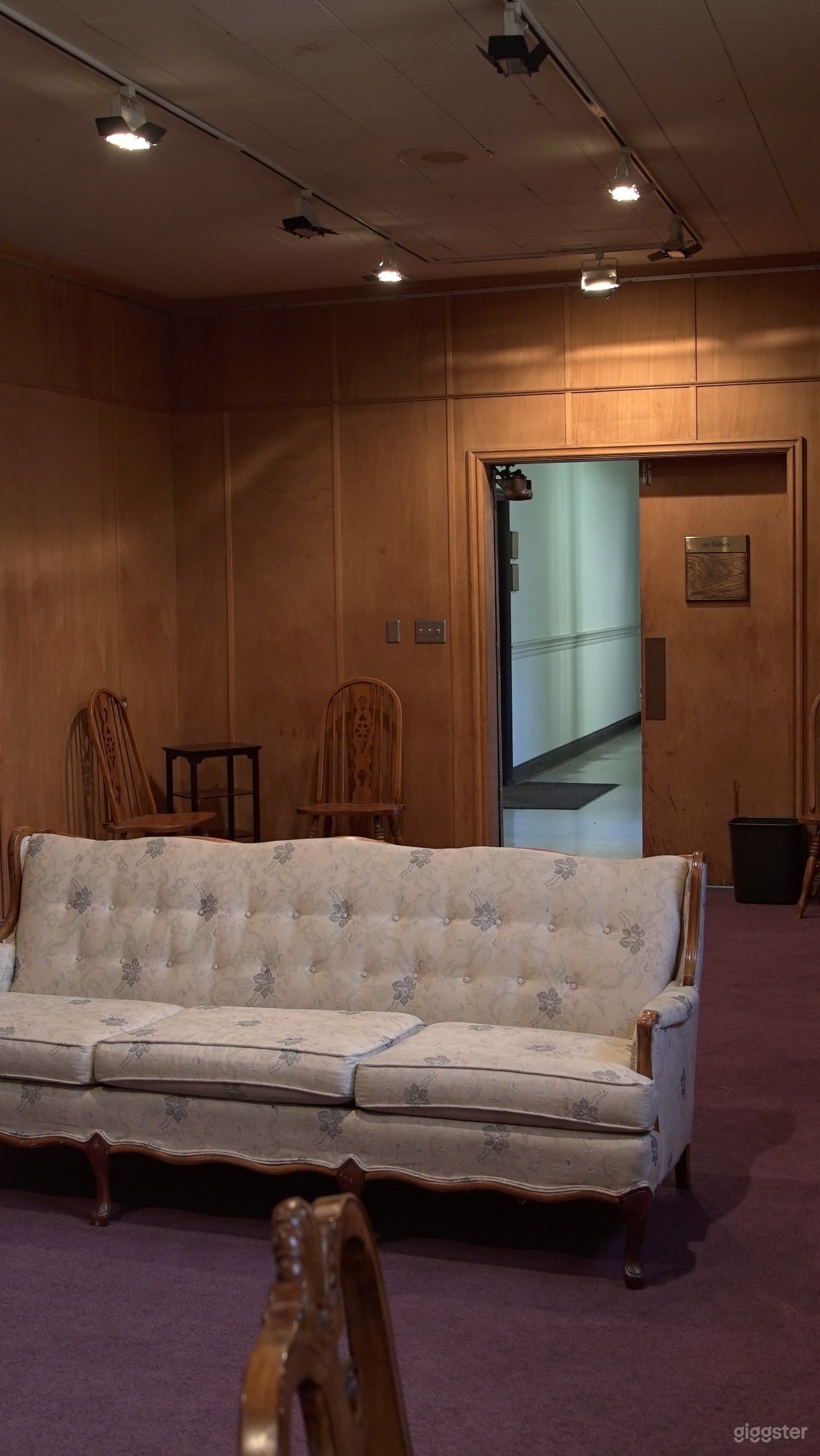 Beautiful, Flexible Hollywood "Art Gallery" Photo 2