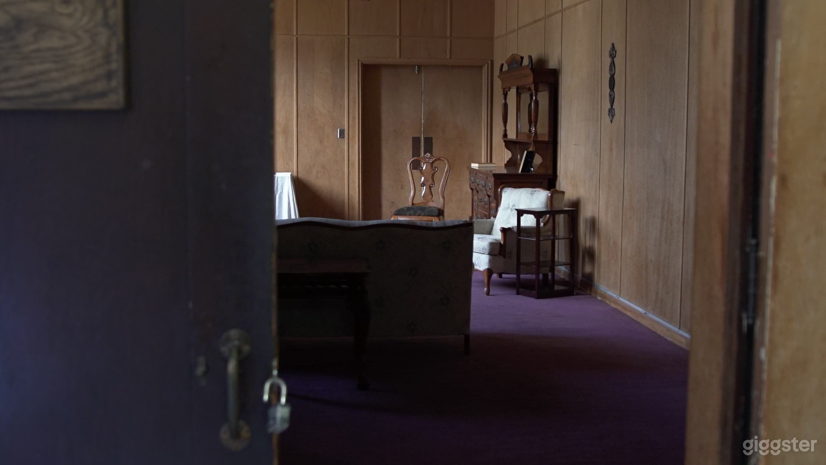 Beautiful, Flexible Hollywood "Art Gallery" Photo 4