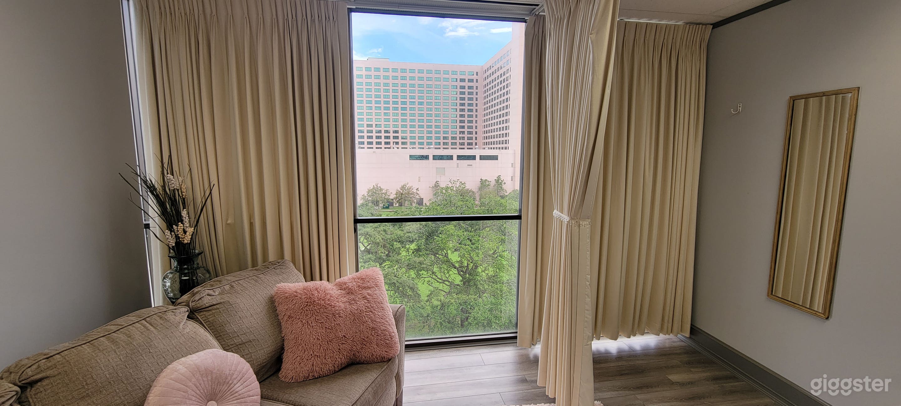 Bright and Gorgeous Room in Jacksonville Photo 4