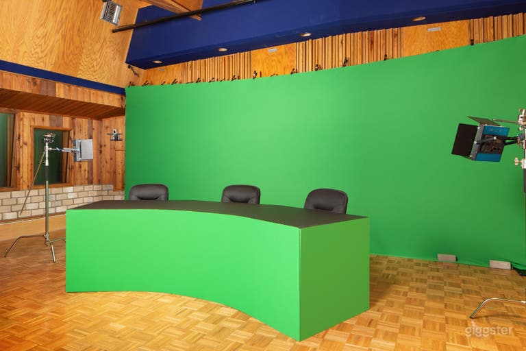 Chroma Key Green Desk 