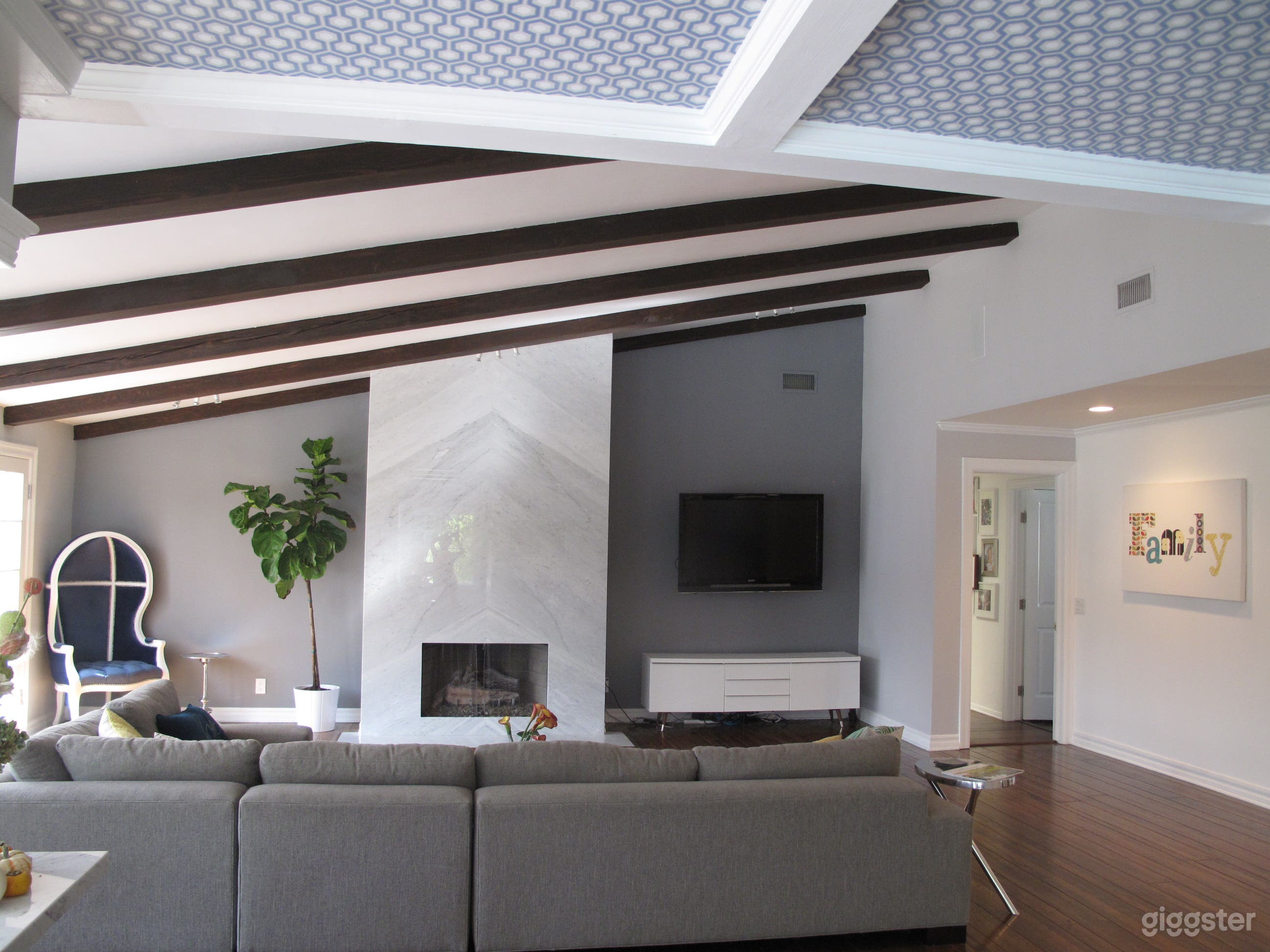 Large Ranch Home With Half Basketball Court Photo 4