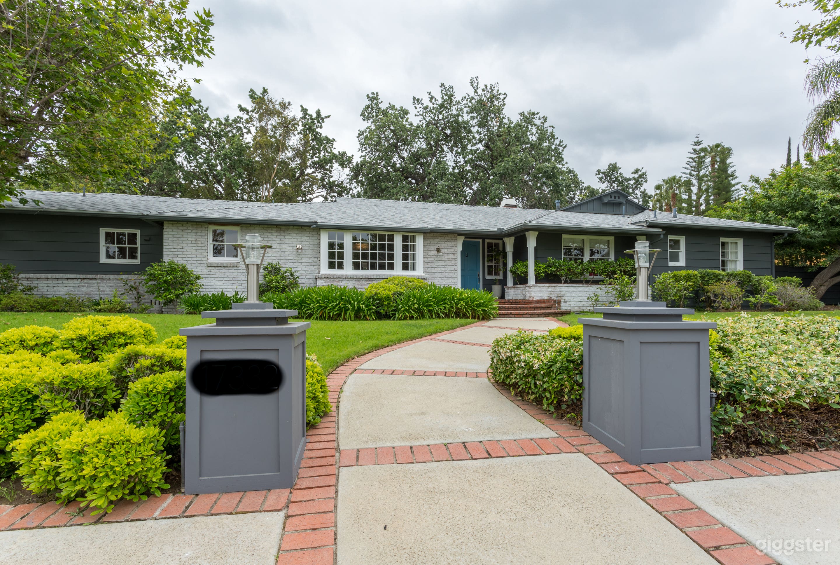 Large Ranch Home With Half Basketball Court Photo 2