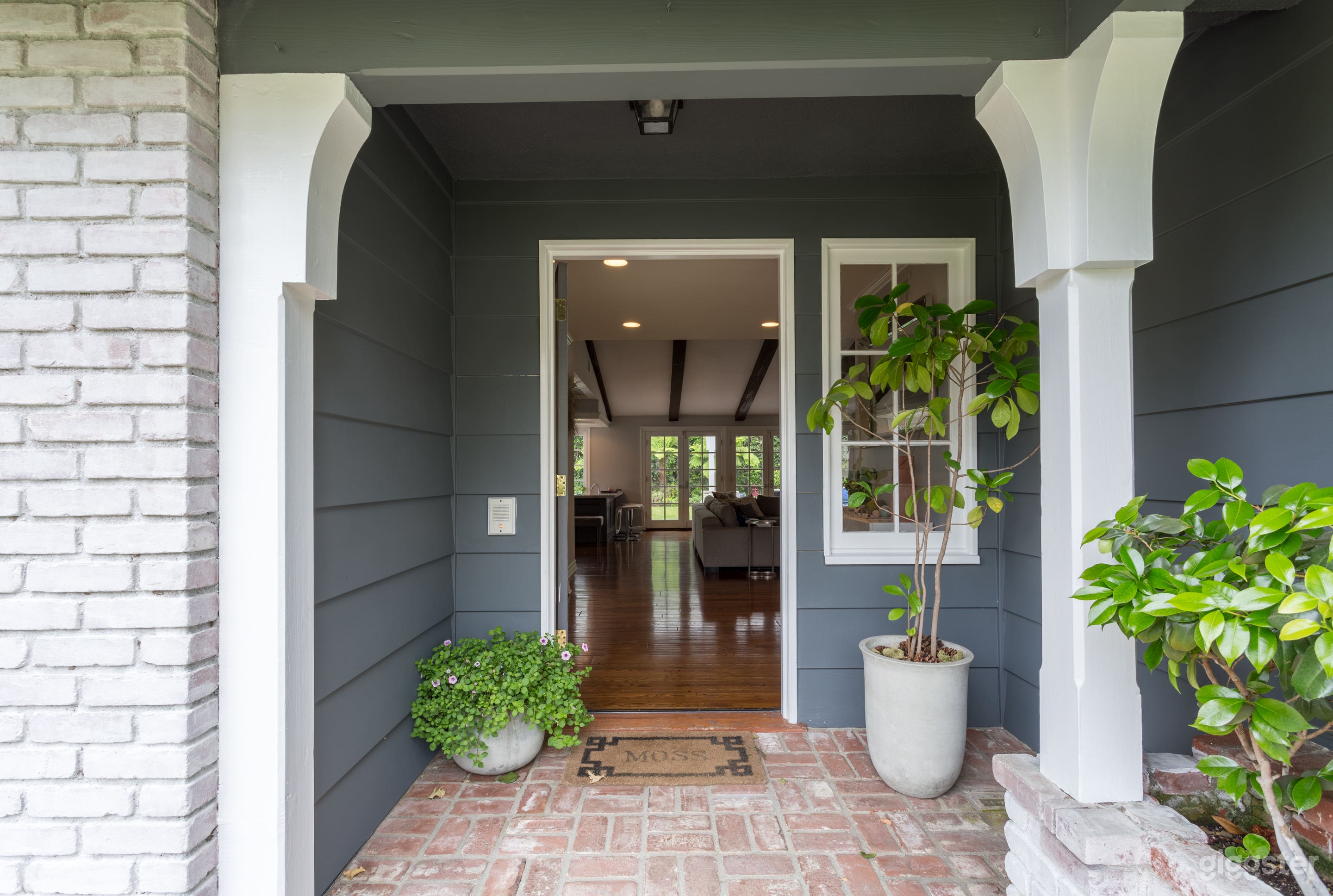 Large Ranch Home With Half Basketball Court Photo 3