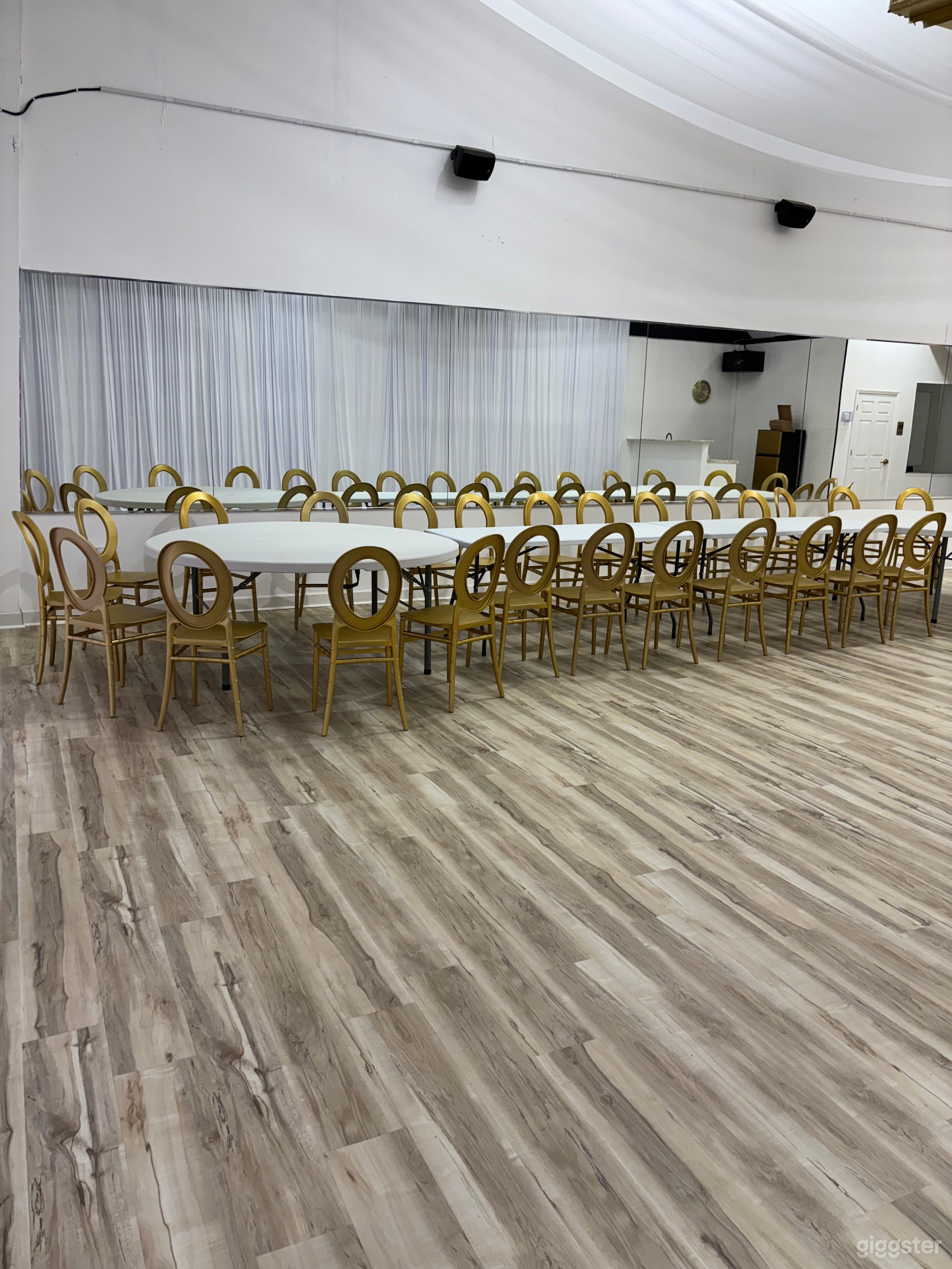 Modern Upscale Studio Photo 4