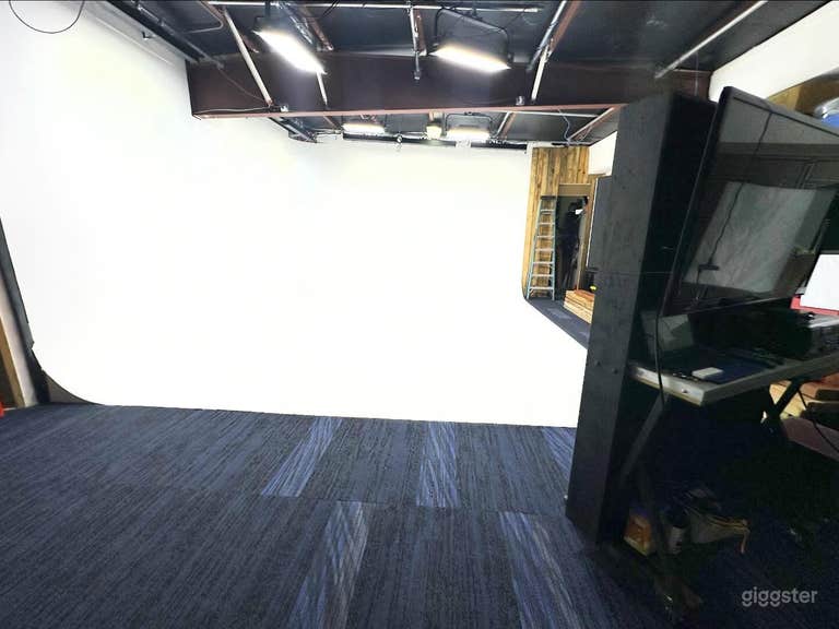  Infinity Room: Creative Space with Cyc Wall 