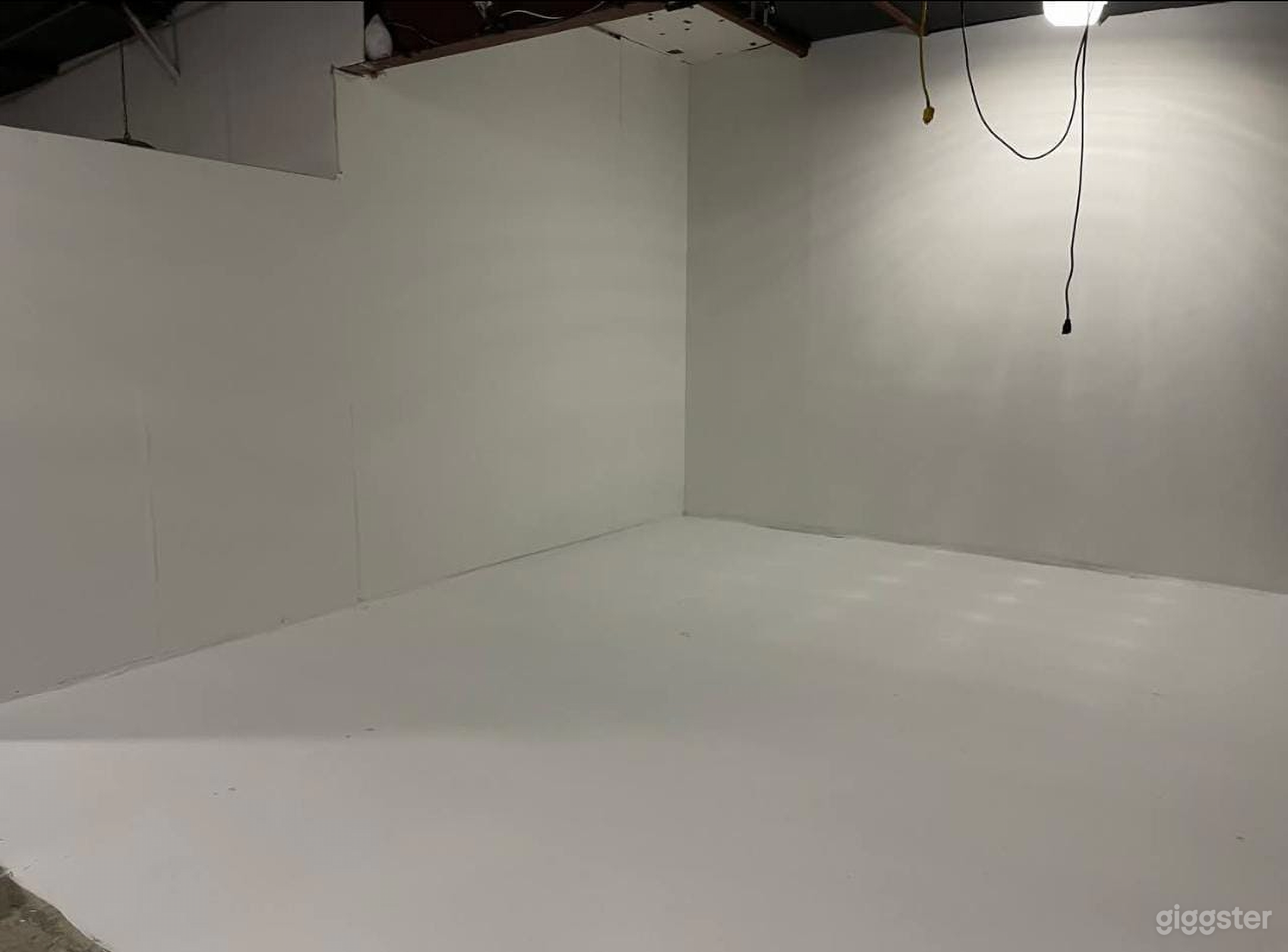 Infinity Room: Creative Space with Cyc Wall Photo 3