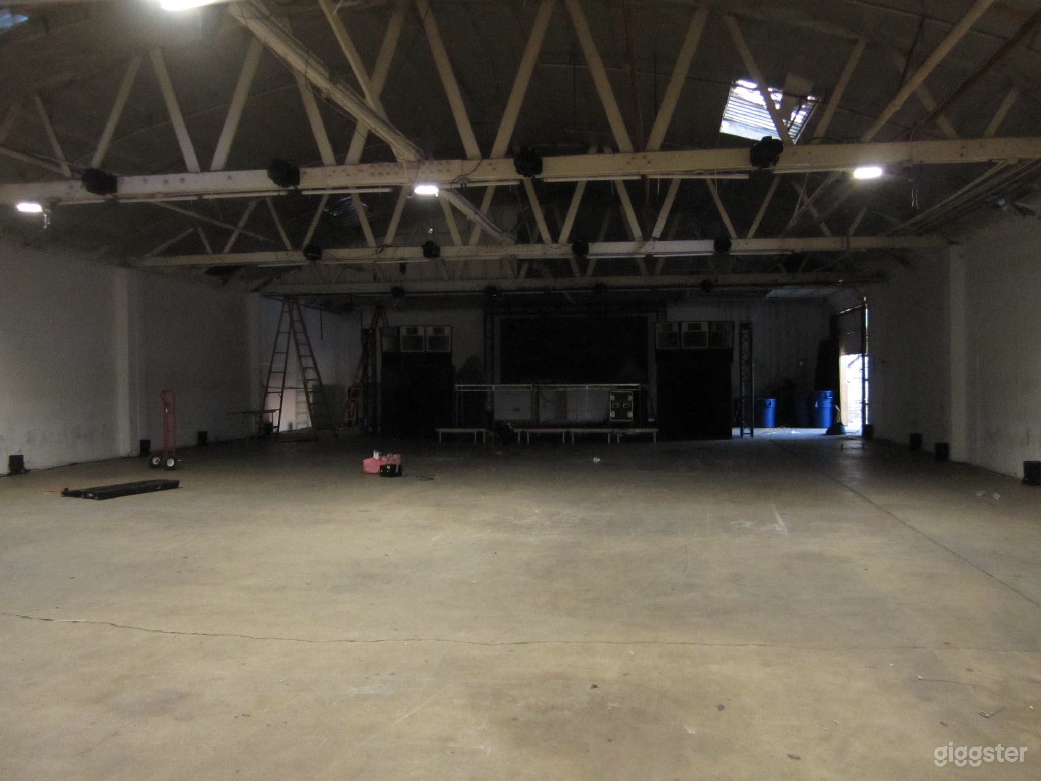 Large industrial multipurpose space Photo 2