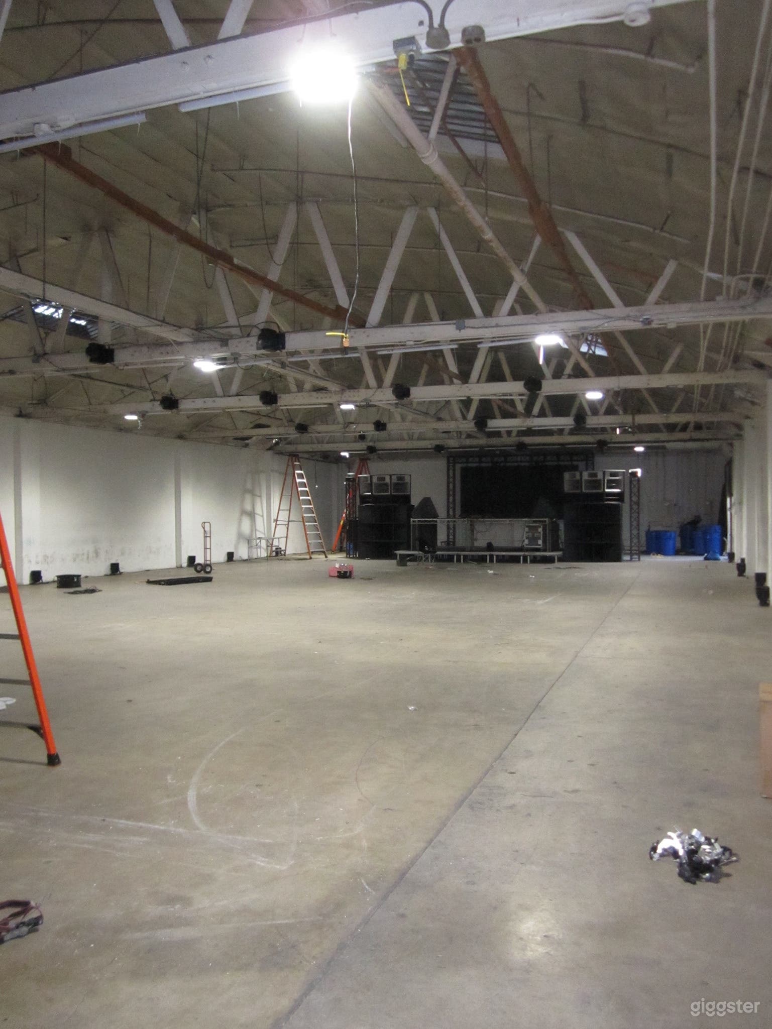 Large industrial multipurpose space Photo 1