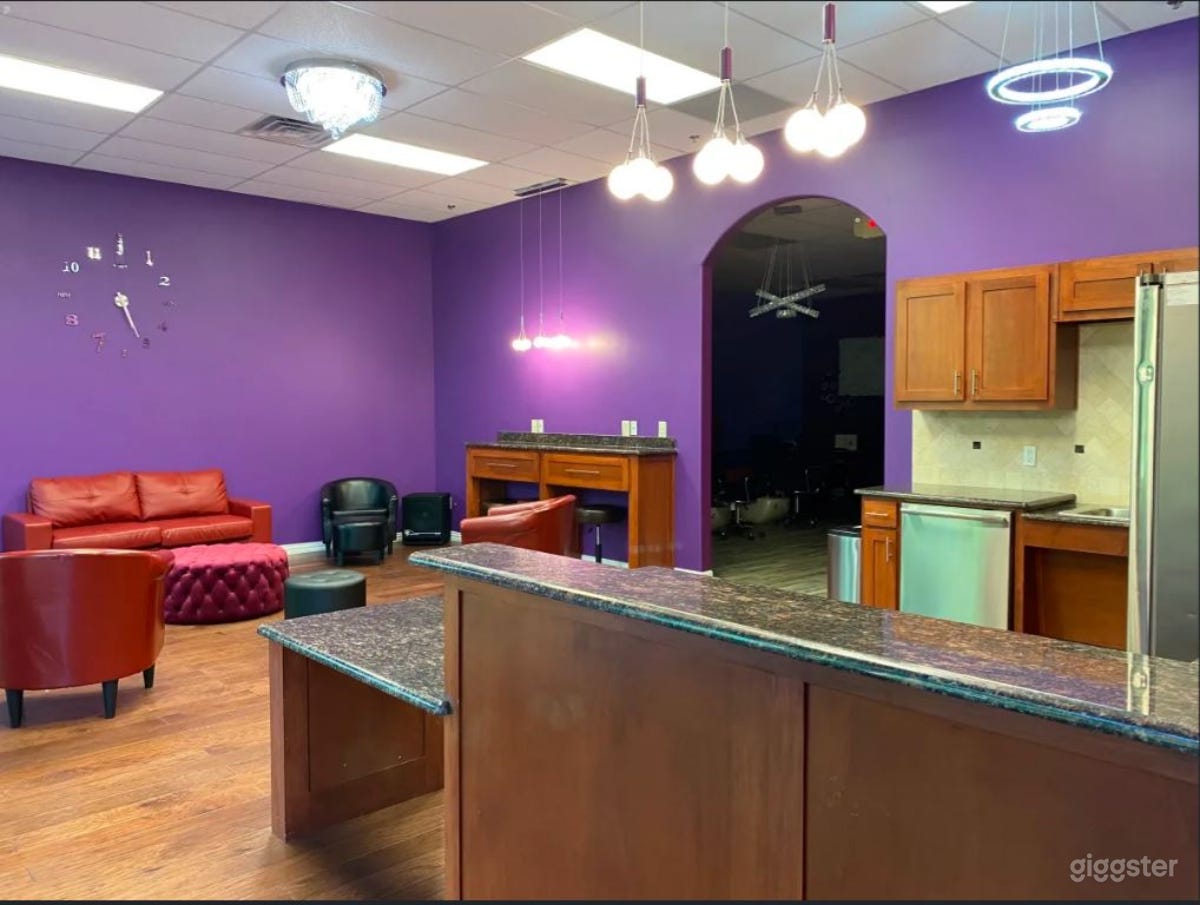 Urban Lounge with Greenery Valley View Photo 4