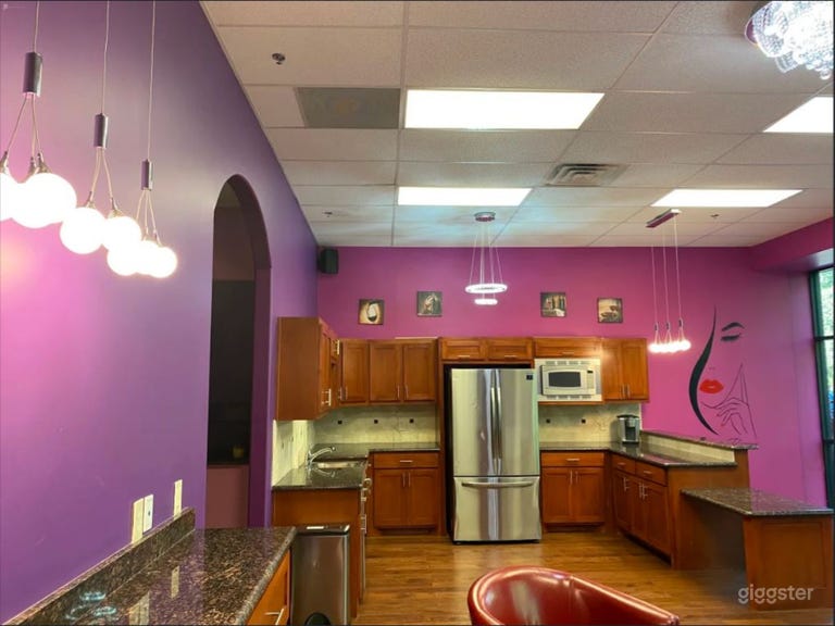  Urban Lounge with Greenery Valley View 