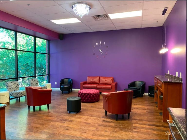  Urban Lounge with Greenery Valley View 