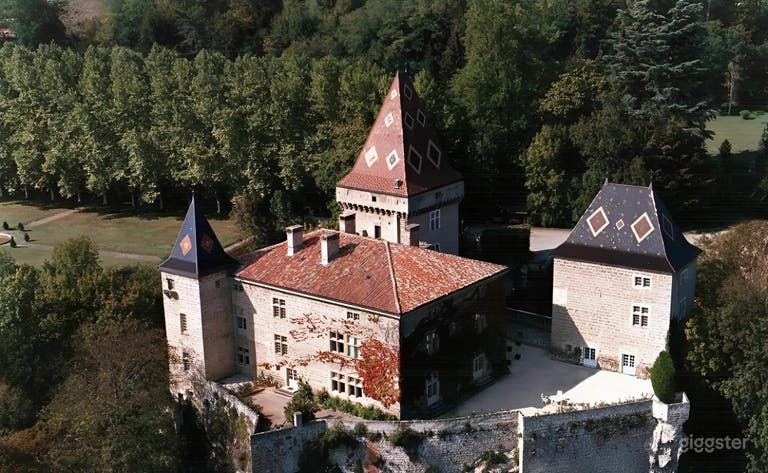  Château historique sur la rivière Isère 