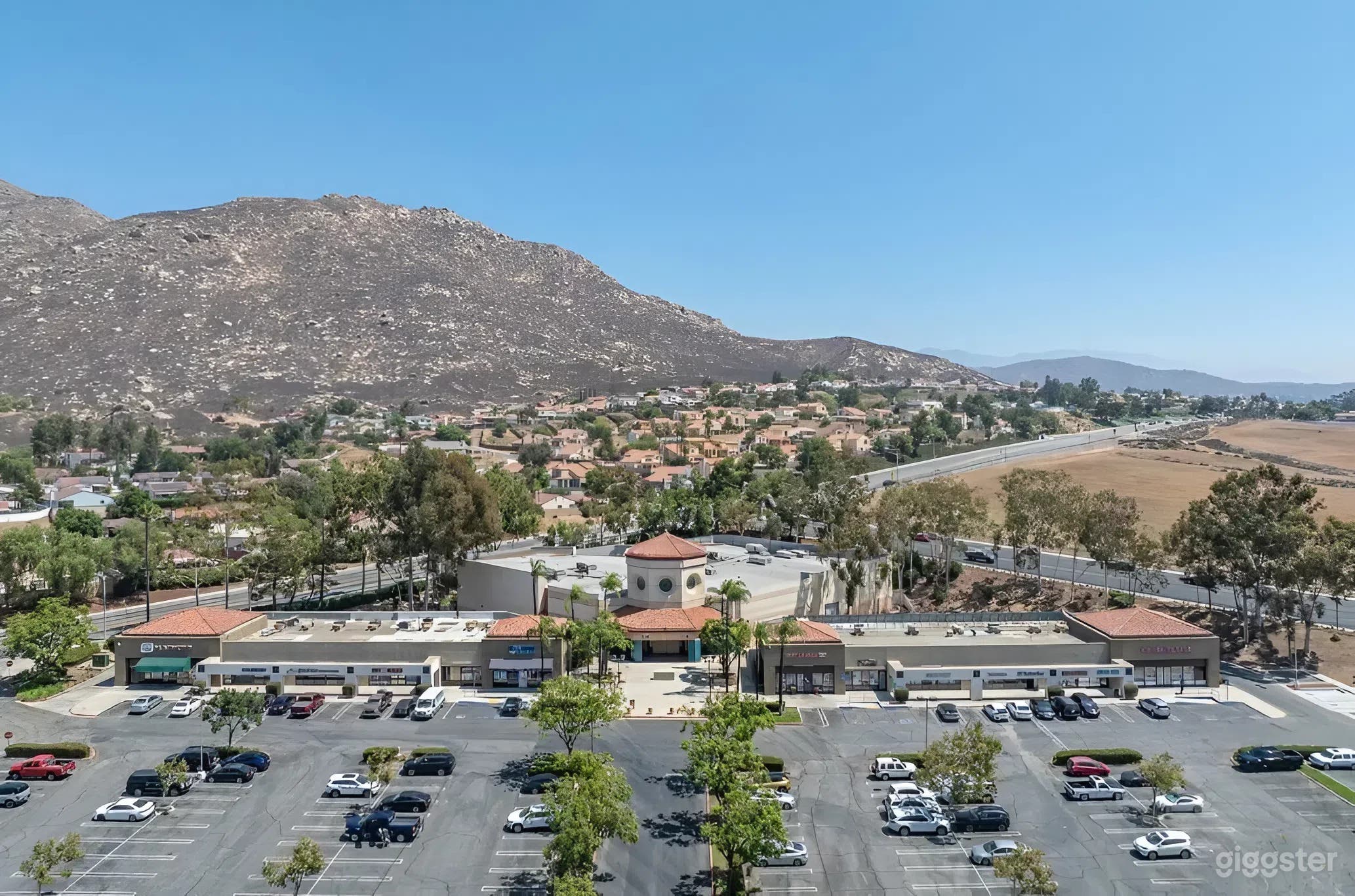 Massive 28,000 Sqft Warehouse/Movie Theater w/ Ample Parking Photo 1