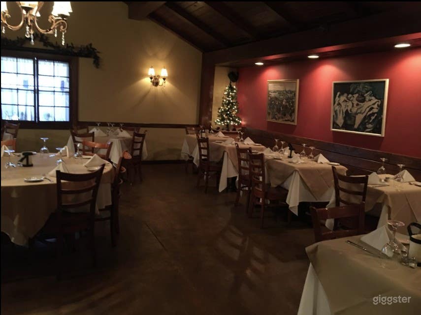 Quiet  and Inviting Indoor Dining Space Photo 4