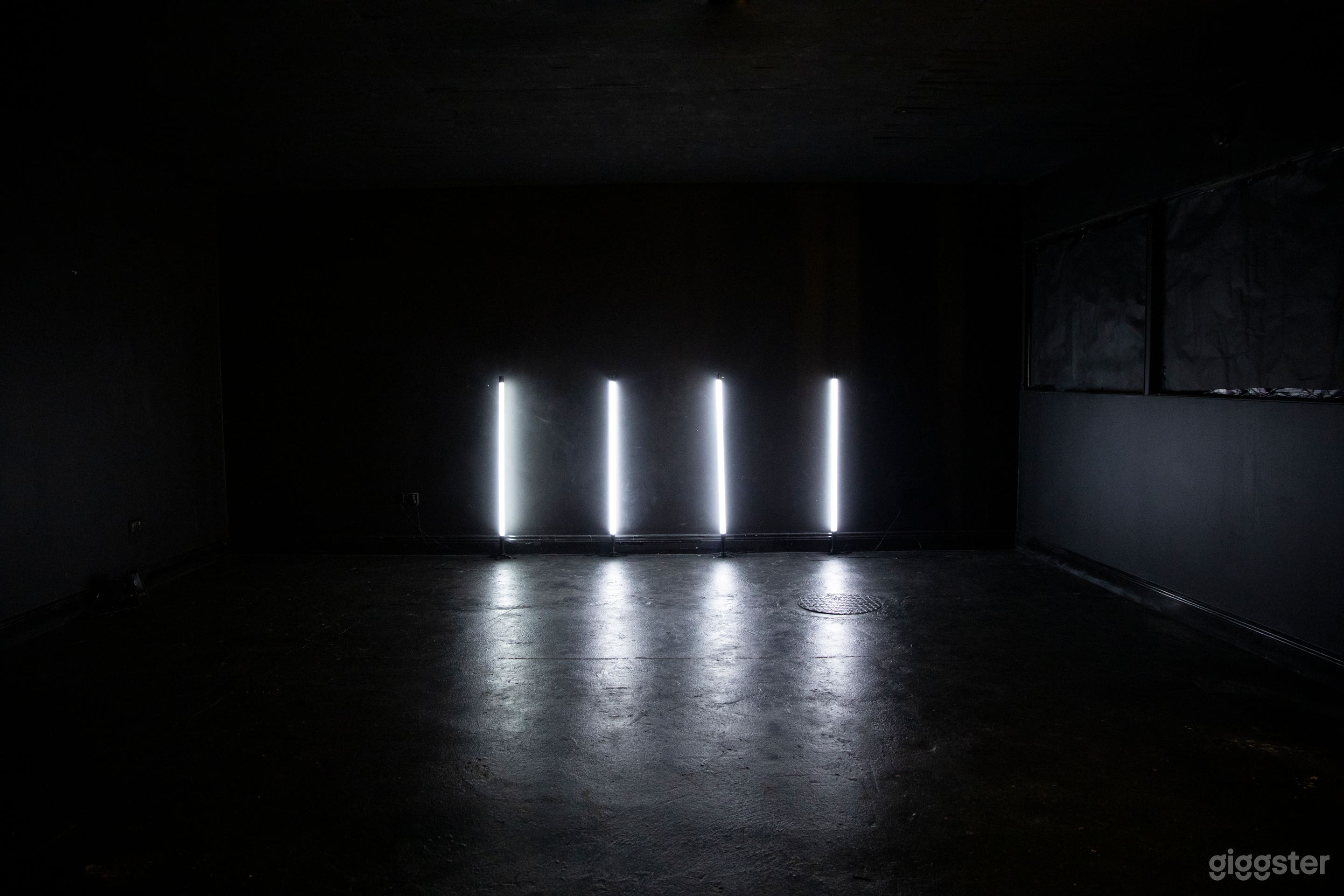 Full Blackout Studio in Canary Wharf Photo 1