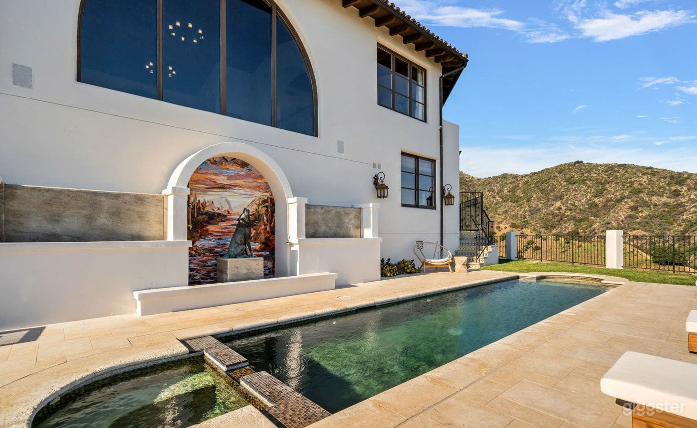 HIGH-END HIDEAWAY WITH MATCHLESS CHARM/POOL Photo 4