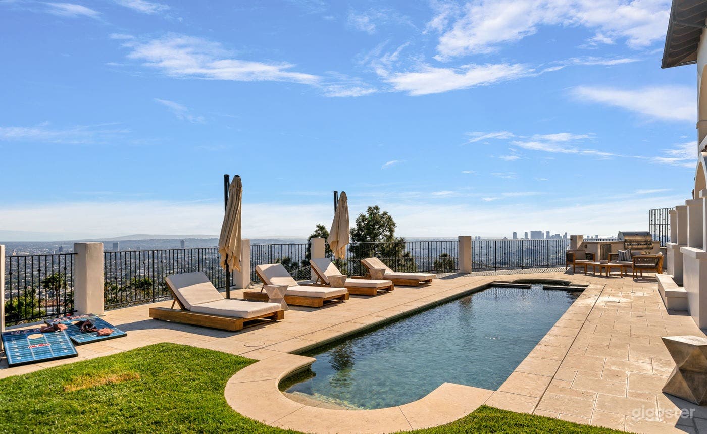 HIGH-END HIDEAWAY WITH MATCHLESS CHARM/POOL Photo 1