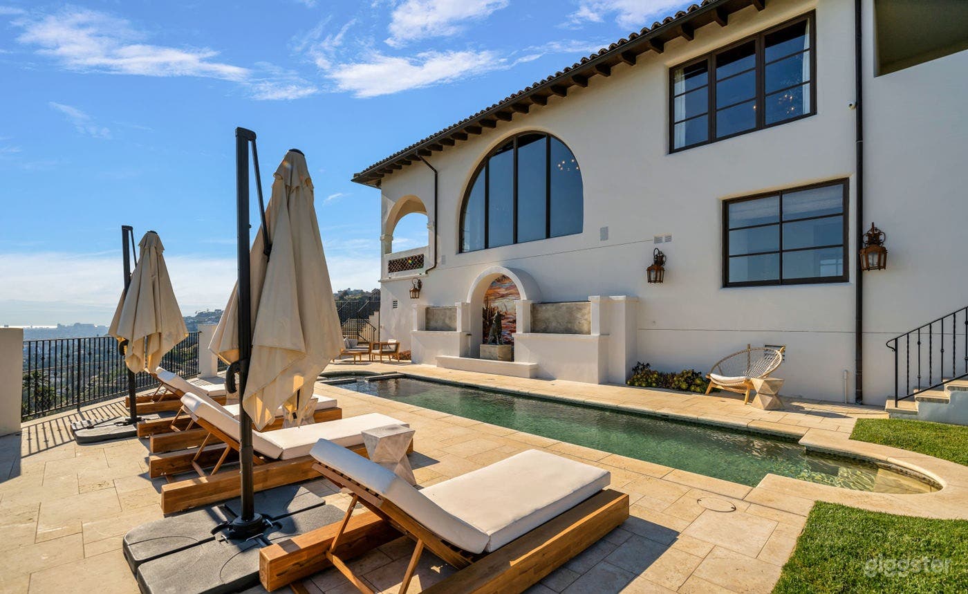 HIGH-END HIDEAWAY WITH MATCHLESS CHARM/POOL Photo 2