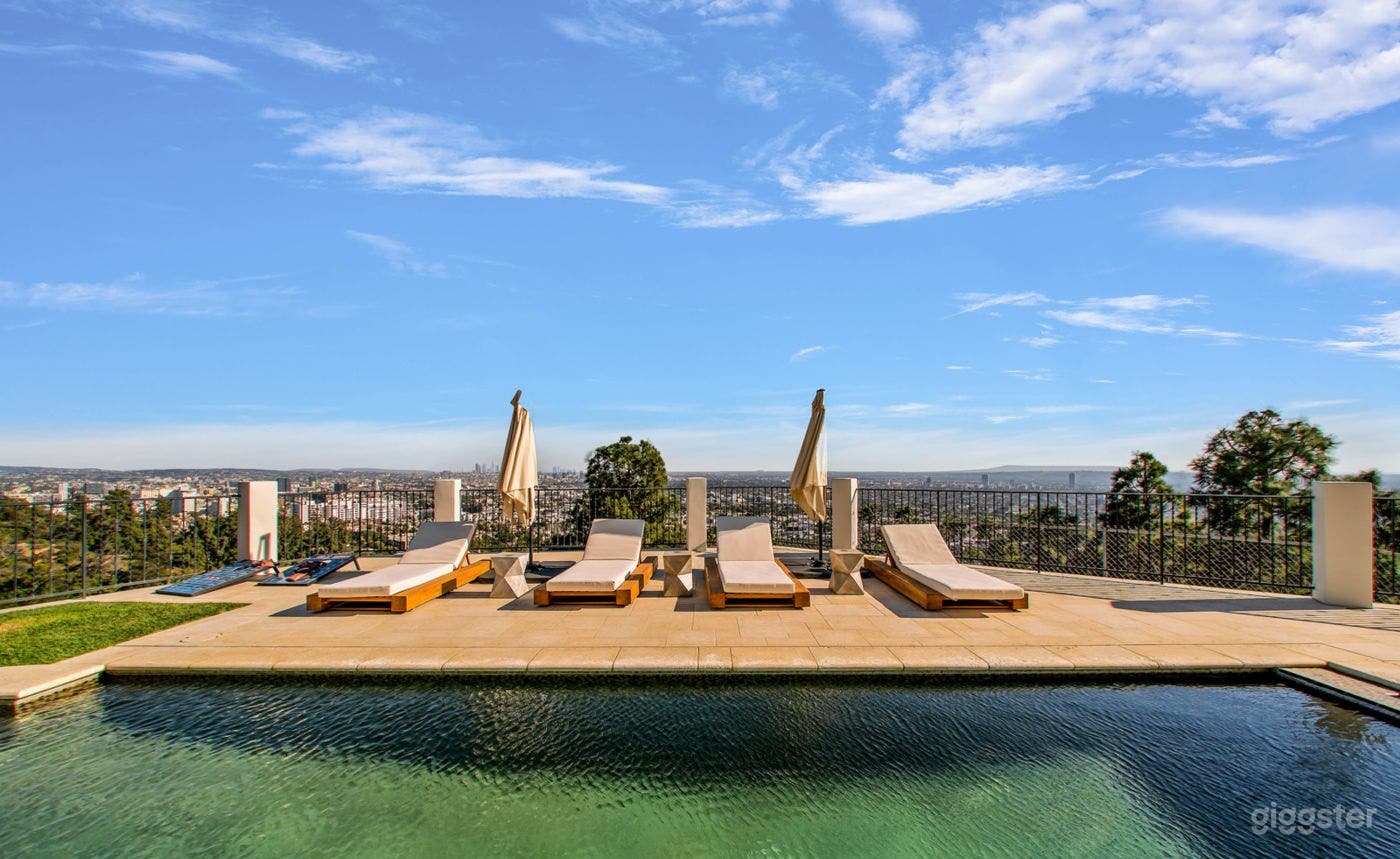 HIGH-END HIDEAWAY WITH MATCHLESS CHARM/POOL Photo 3