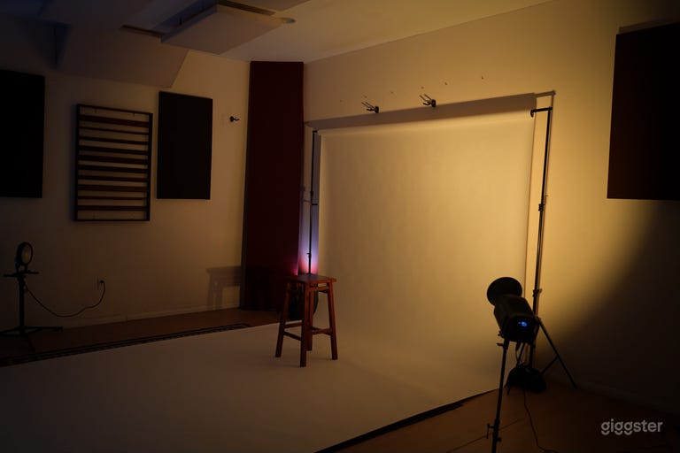  Gran espacio de estudio fotográfico. El fondo blanco es opcional. 