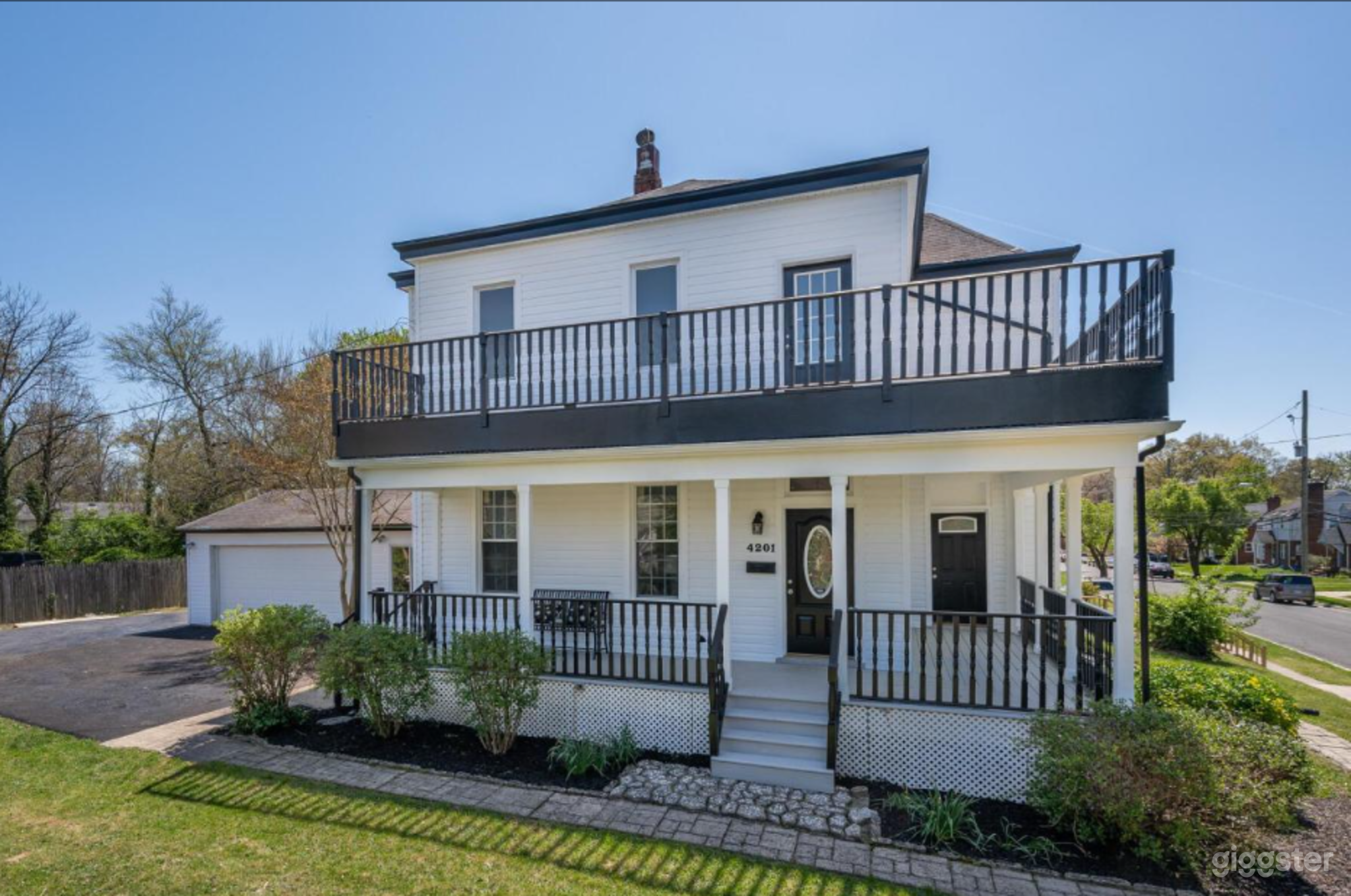 Luxurious Home on the Hill Photo 1