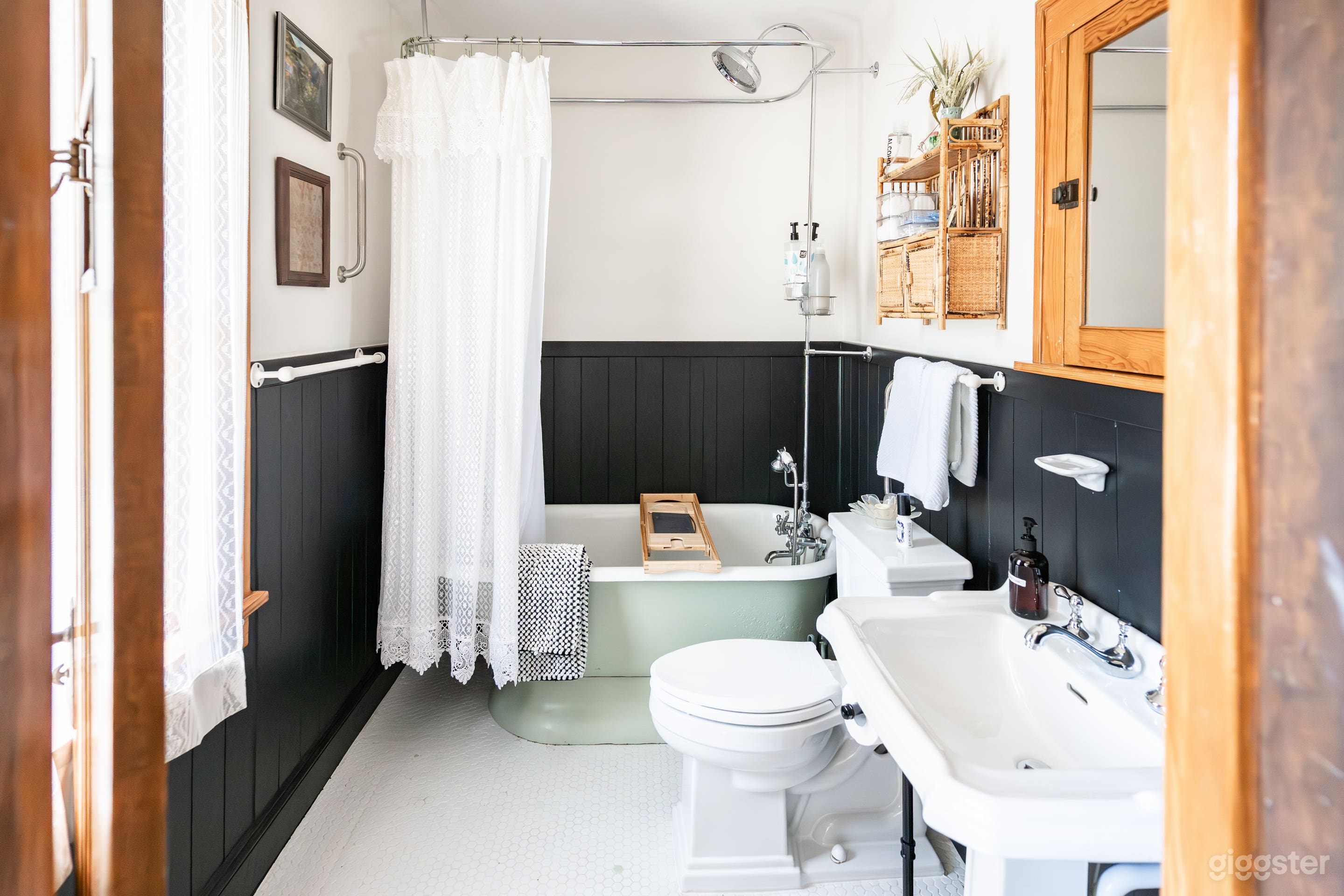 Vintage Home 15 mi to DT CLE w/ Fast WiFi | Boudoir | Tub Photo 4