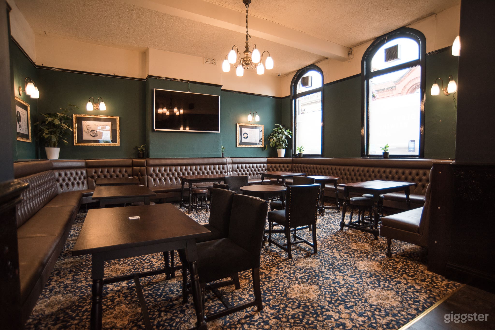 Beautifully Refurbished Pub in Cheetham Hill Photo 3