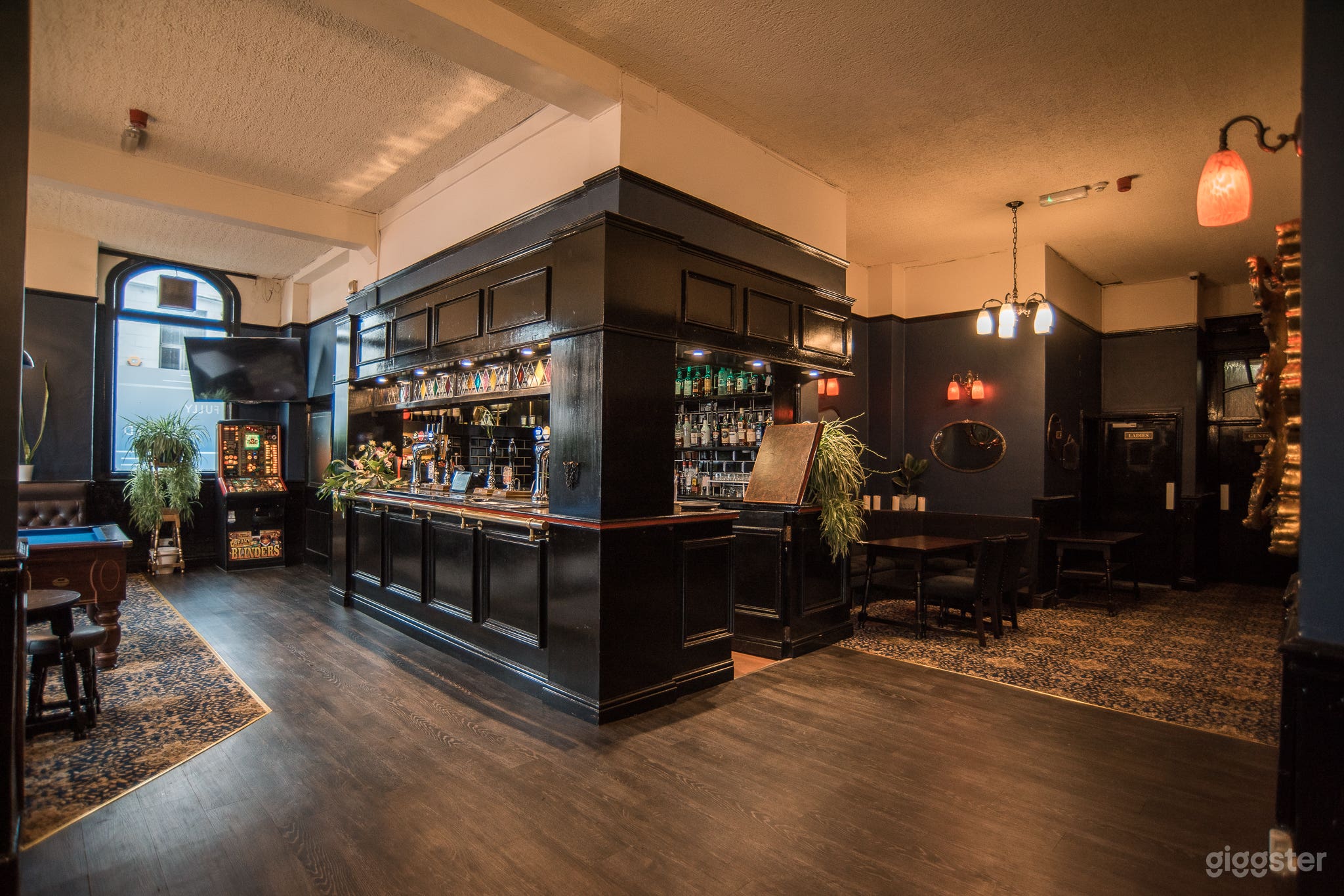 Beautifully Refurbished Pub in Cheetham Hill Photo 4