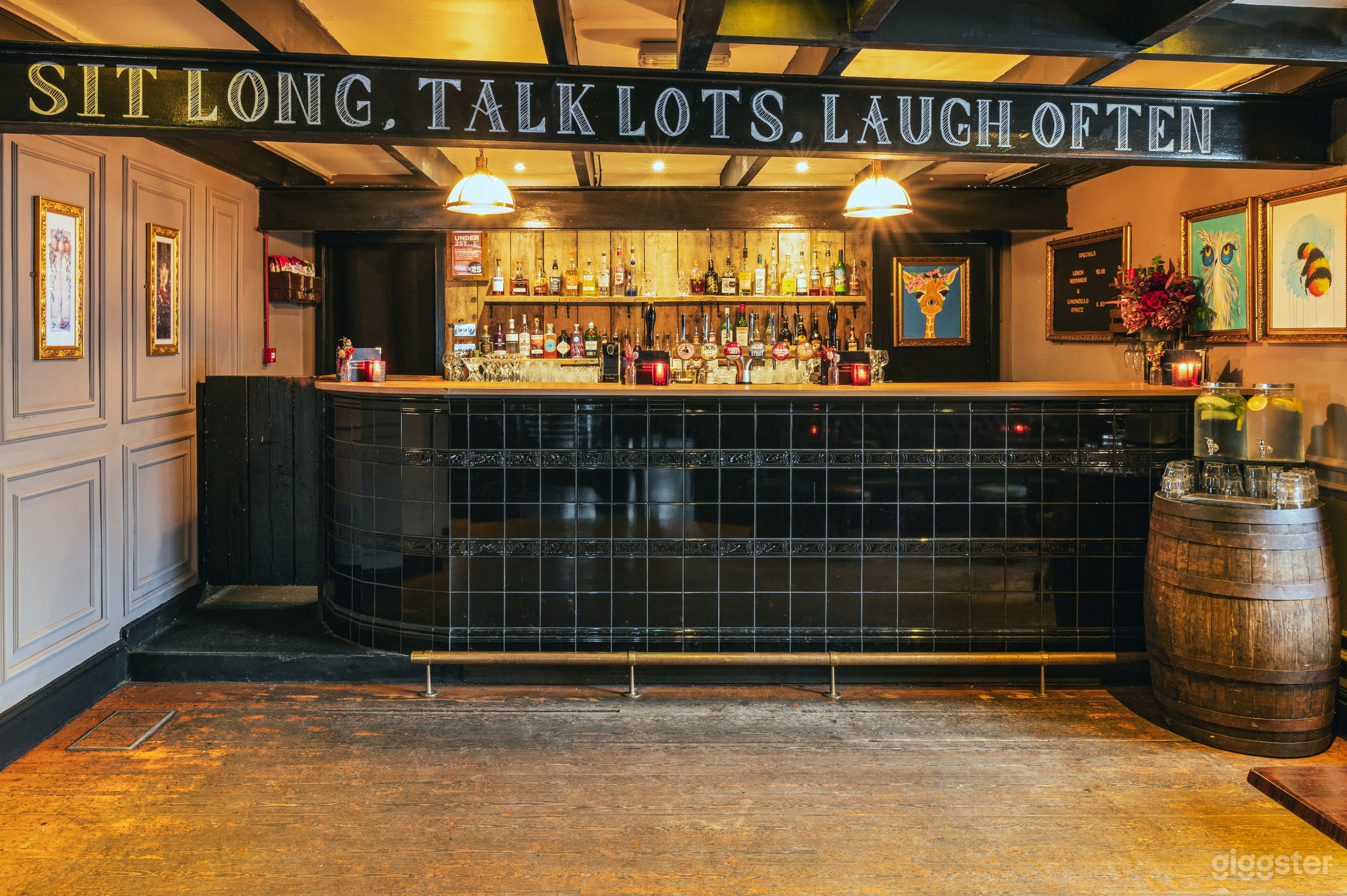  Victorian Drinking Parlour, Reception Bar and Drawing Room Photo 4