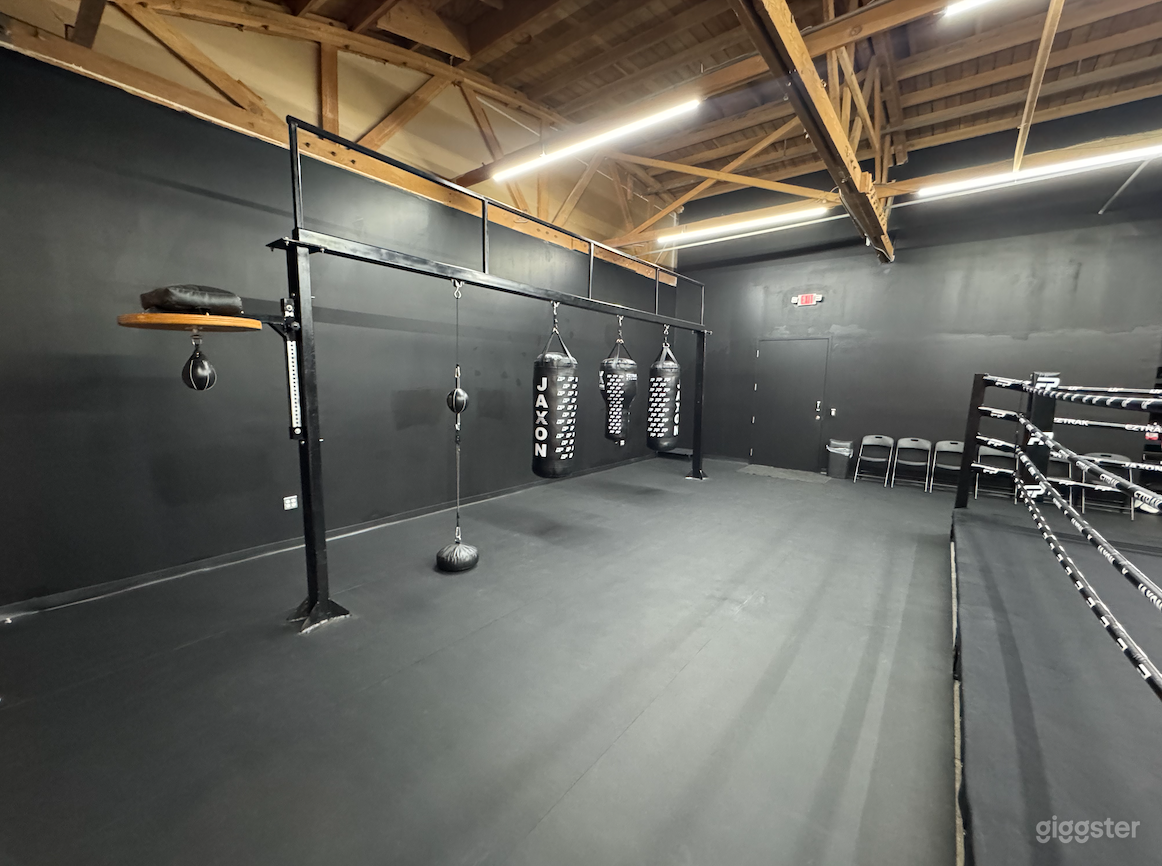 BOXING BOUTIQUE GYM WITH HUGE PARKING LOT Photo 4