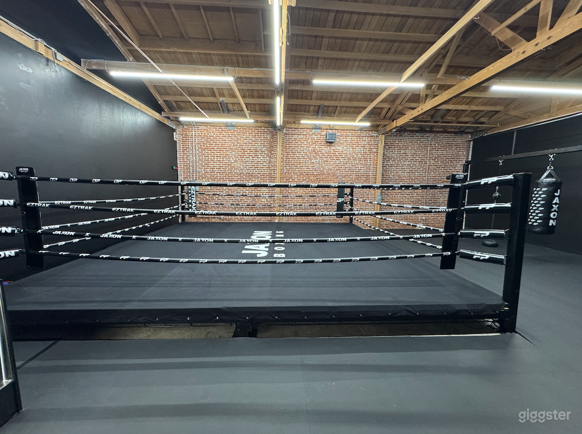 BOXING BOUTIQUE GYM WITH HUGE PARKING LOT Photo 3