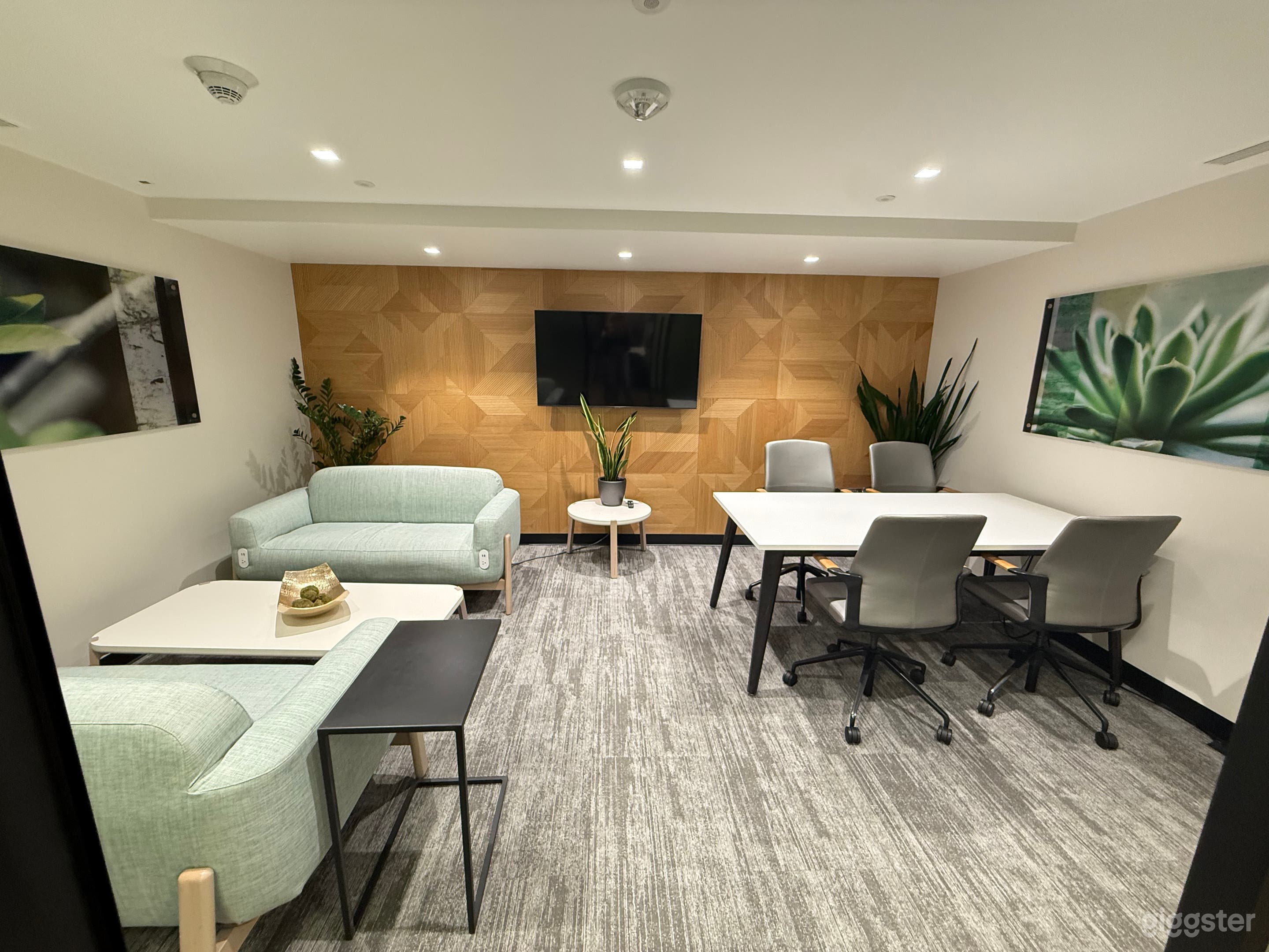 High-end nature inspired coworking, lounge &amp; office space Photo 2