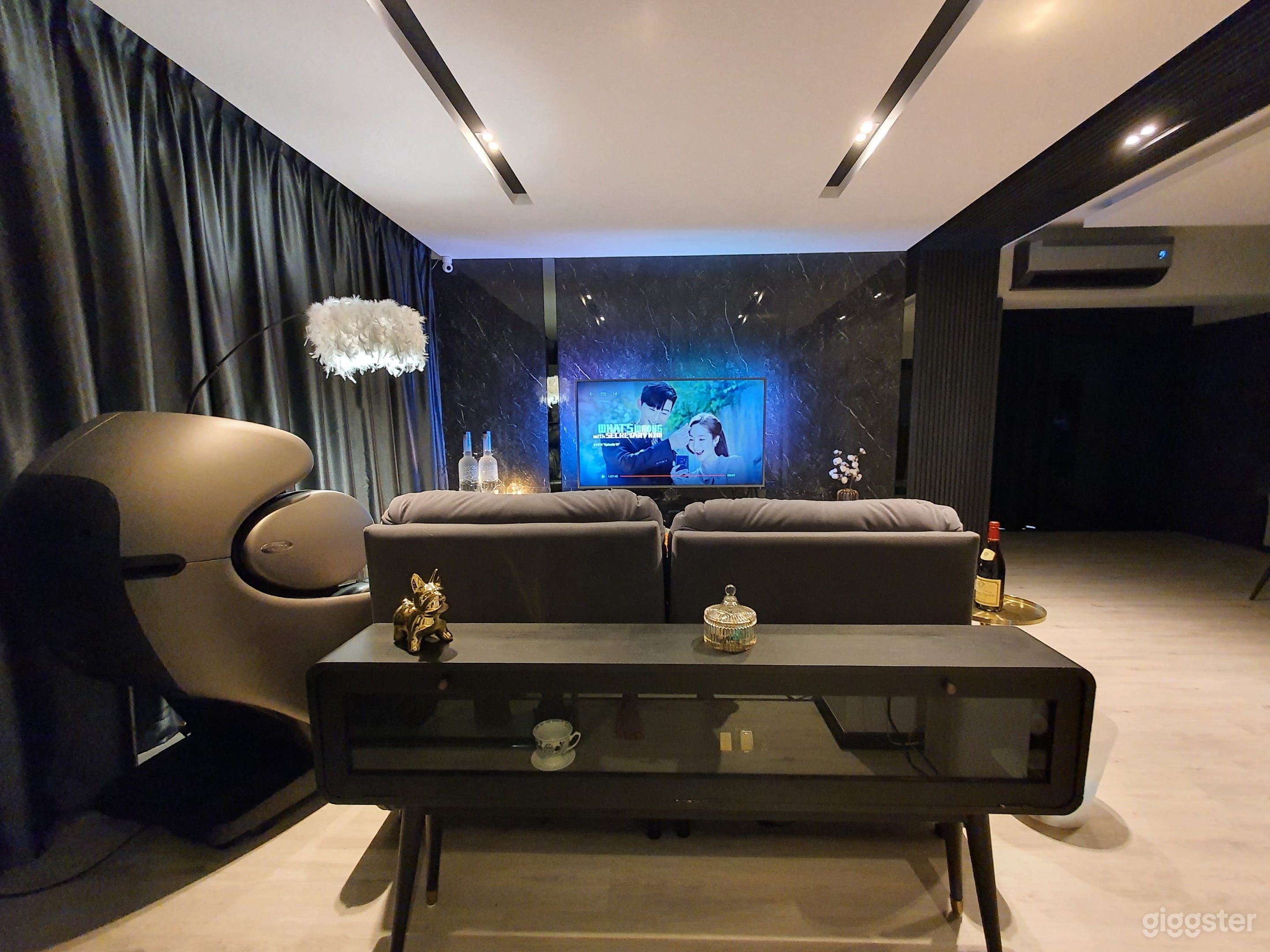 Cozy Luxurious Home Photo 1