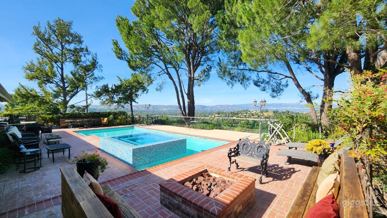  Amazing backyard/deck w/mountain/city view, pool/spa/sauna 