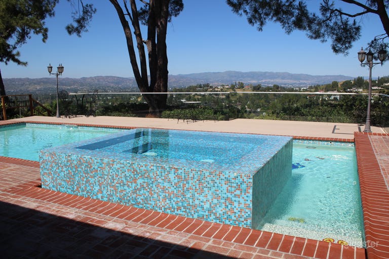  Amazing backyard/deck w/mountain/city view, pool/spa/sauna 