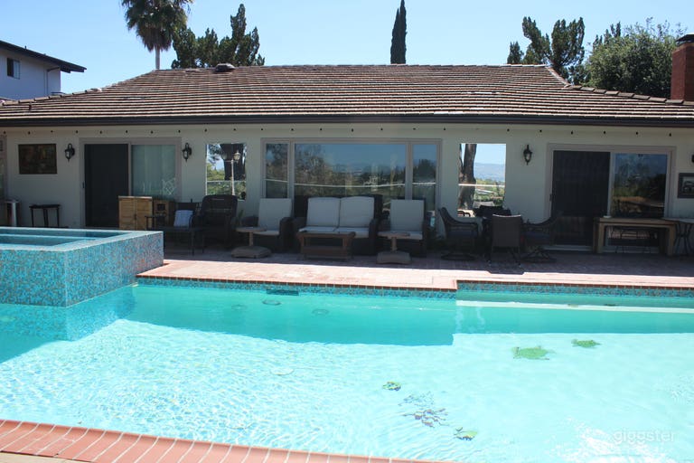 Amazing backyard/deck w/mountain/city view, pool/spa/sauna 