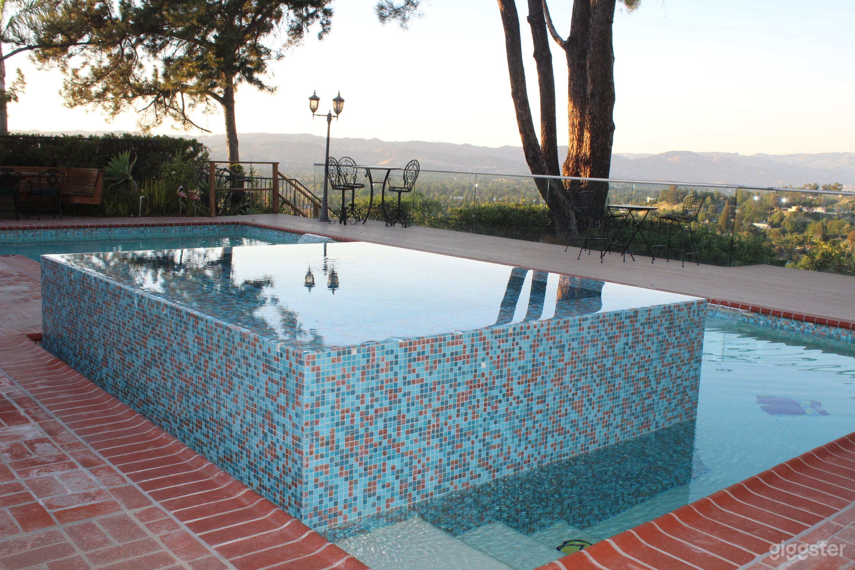 Amazing backyard/deck w/mountain/city view, pool/spa/sauna Photo 4