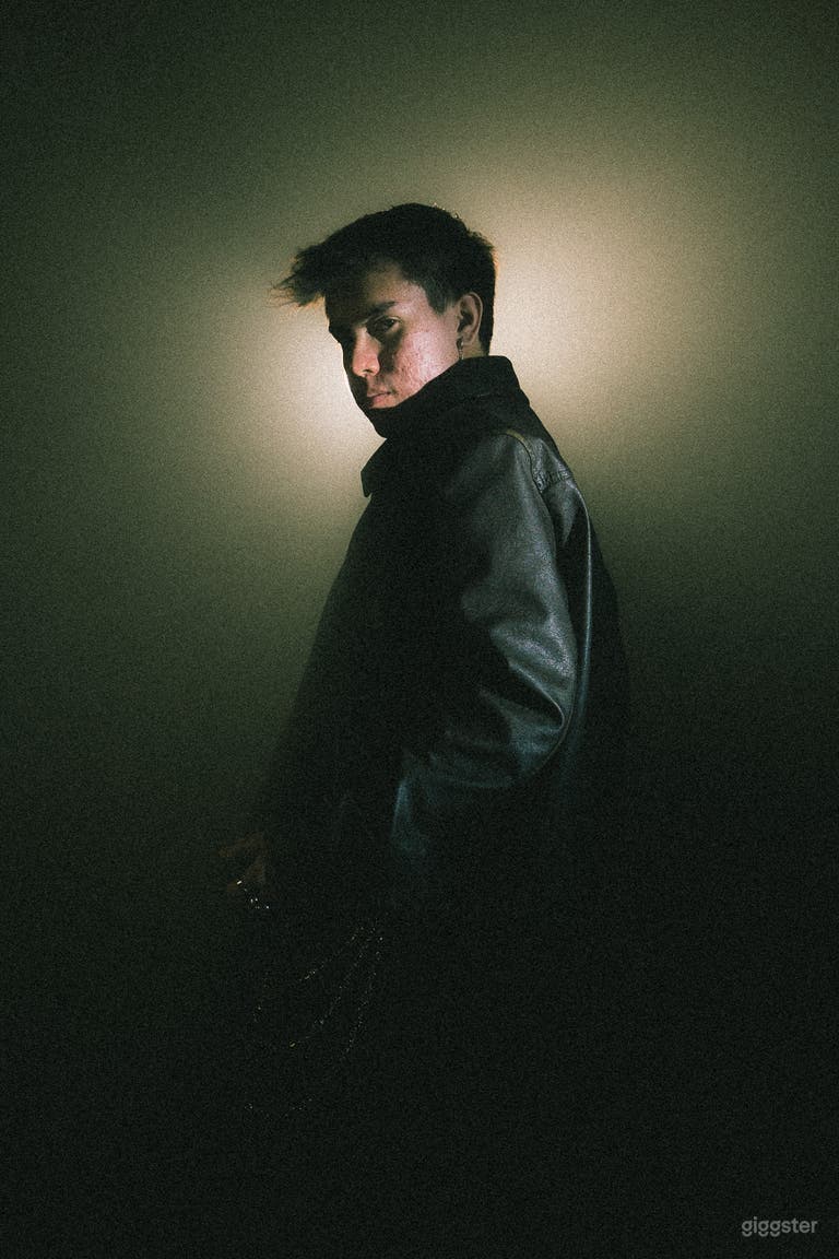  THE BLACK BOX with Flexible Set Design 