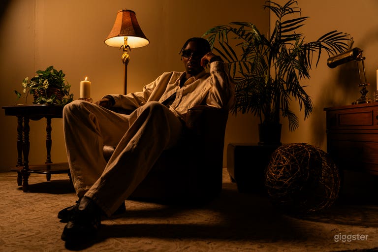  THE BLACK BOX with Flexible Set Design 